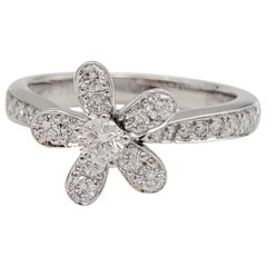Van Cleef & Arpels Bague 'Socrate' en or blanc et diamant à fleur unique