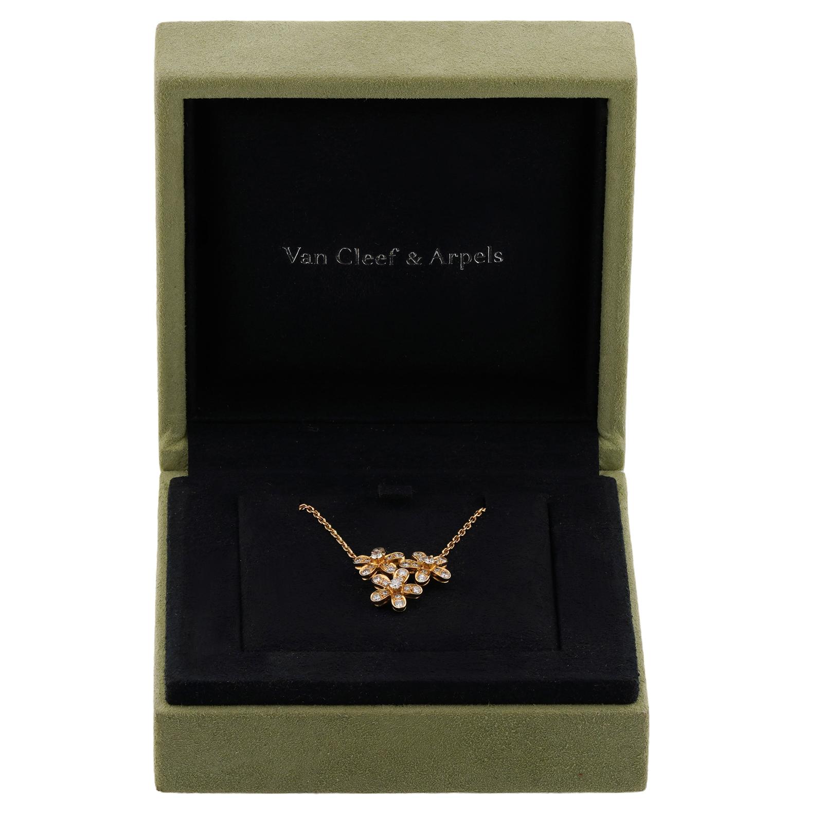 Brilliant Cut VAN CLEEF & ARPELS Socrates 3-Flower Diamond 18k Yellow Gold Pendant Necklace For Sale