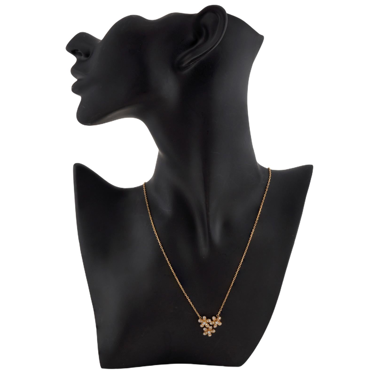 VAN CLEEF & ARPELS Socrates 3-Flower Diamond 18k Yellow Gold Pendant Necklace In Excellent Condition For Sale In New York, NY