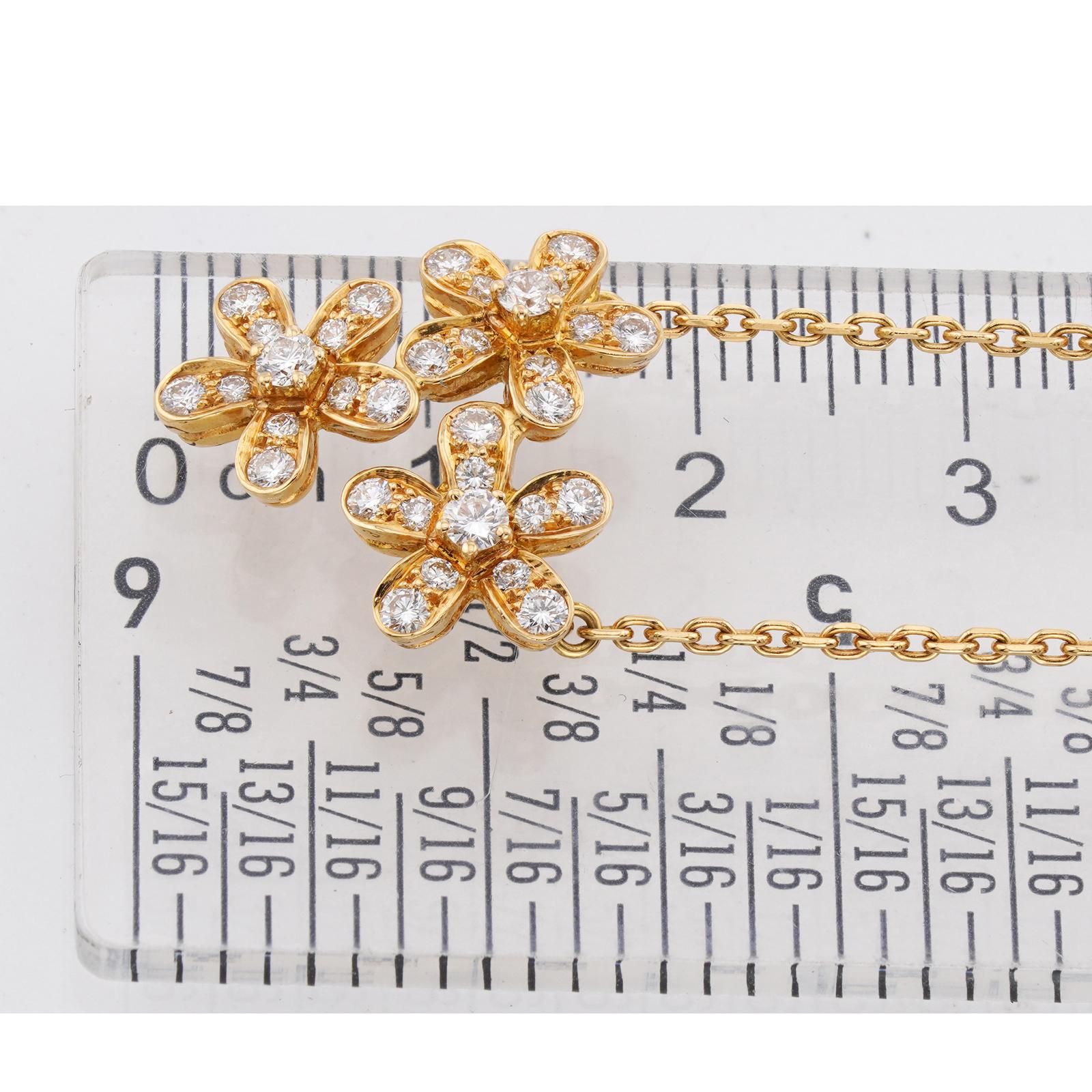 Women's VAN CLEEF & ARPELS Socrates 3-Flower Diamond 18k Yellow Gold Pendant Necklace For Sale