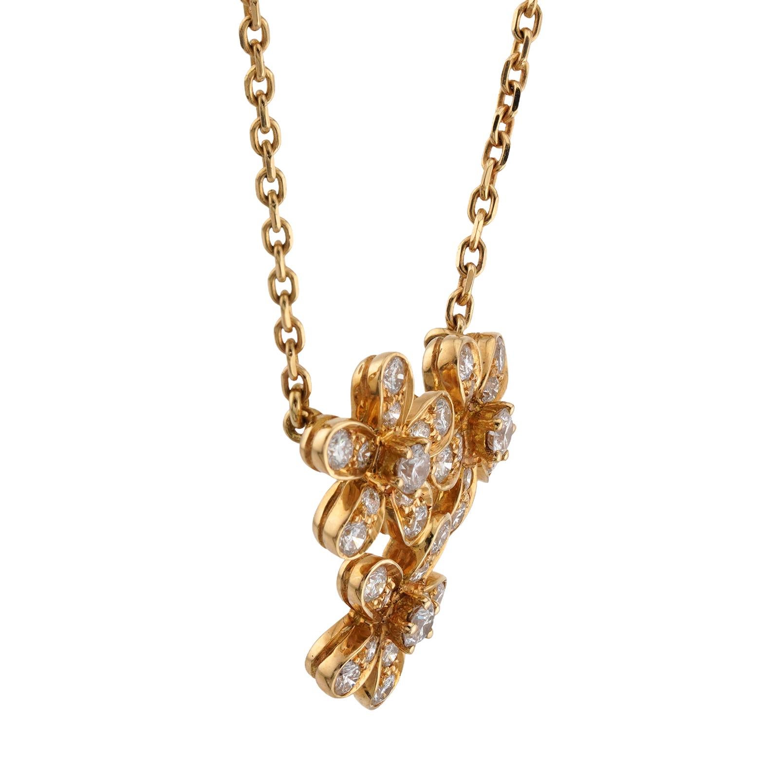 VAN CLEEF & ARPELS Socrates 3-Flower Diamond 18k Yellow Gold Pendant Necklace For Sale 2