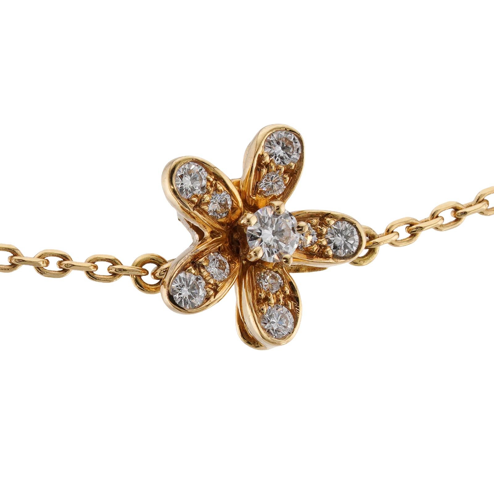 VAN CLEEF & ARPELS Socrates 3-Flower Diamond 18k Yellow Gold Pendant Necklace For Sale 3