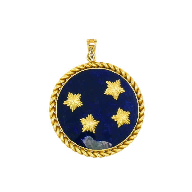 Ein wunderschöner Van Cleef & Arpels Sodalith und 18k Gold Aquarius Anhänger mit Diamanten. 
Das Wassermann-Symbol ist in einer hoch aufragenden Figur dargestellt, die aus strukturiertem Gold geformt ist. Zwei goldene Sterne flankieren den