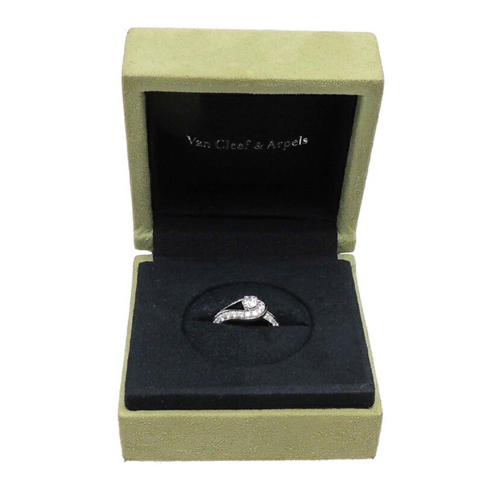 Van Cleef & Arpels Solitaire Diamond Ring in Platinum For Sale 4