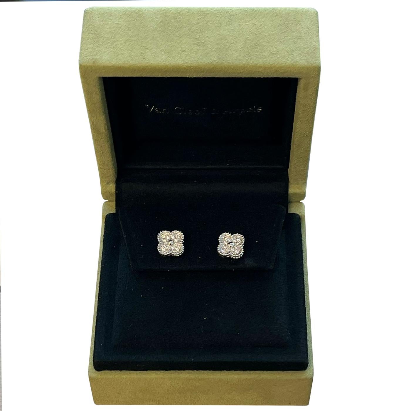 Boucles d'oreilles Van Cleef & Arpels Sweet Alhambra, or blanc 18 carats rhodié, diamants ronds ; qualité du diamant DEF, IF à VVS.

Détails :
Marque : Van Cleef & Arpels
Modèle : VCARO85500
Style : Oreillettes
Poids en carats du diamant : 0,16