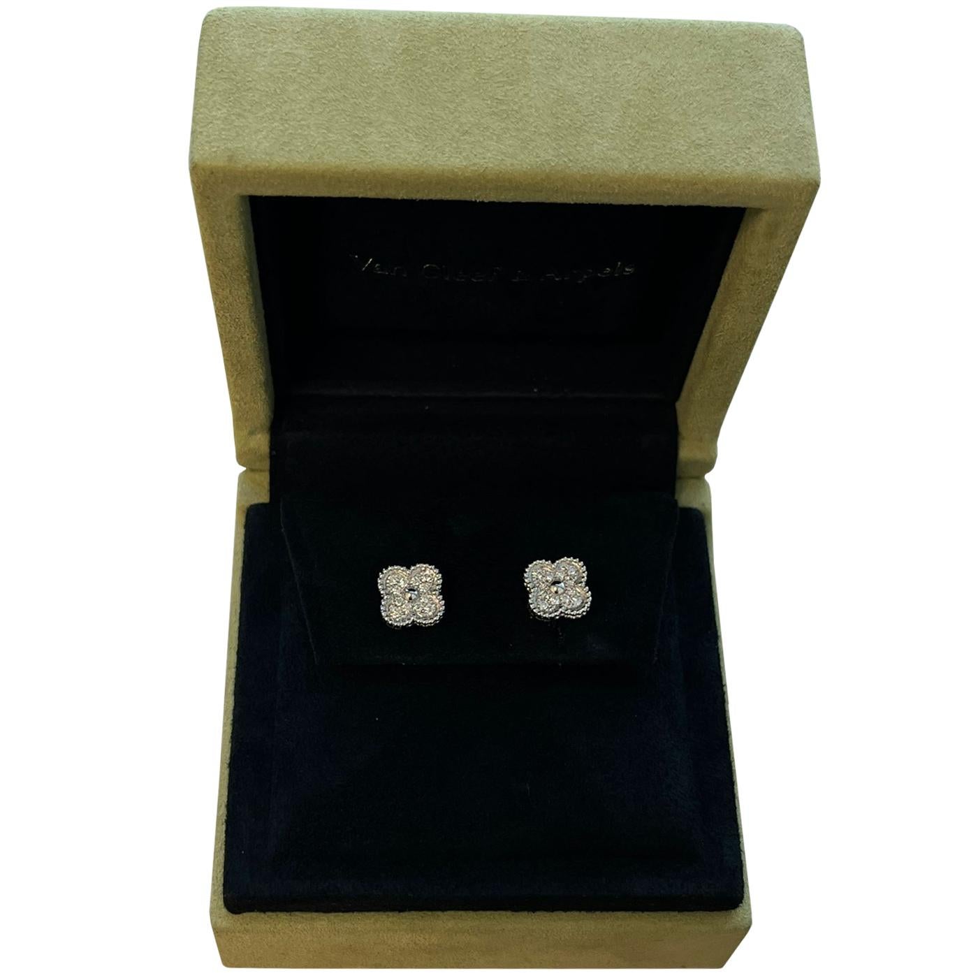 Moderniste Van Cleef & Arpels Sweet Alhambra 0.16ct Round Diamonds Earstuds 18K White Gold en vente