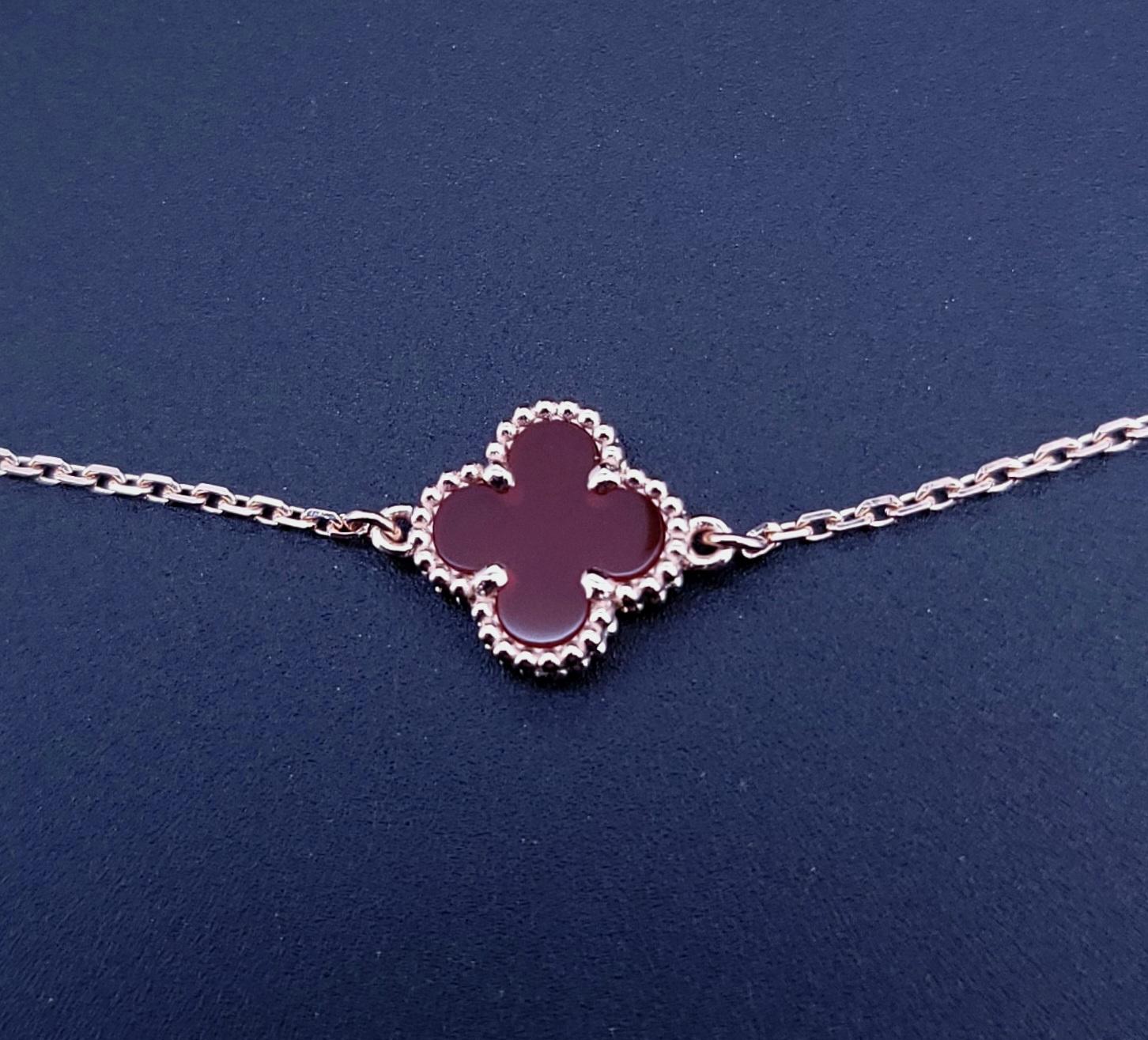 Van Cleef & Arpels Sweet Alhambra 18K Rose Gold Carnelian Bracelet
Bracelet:18k Rose Gold
Stone: Carnelian
Charm Dimension:9.3 x 9.3 mm
Thickness 1.9 mm
Length: 6.5 ''
Chain thickness 0.6 mm
Lock: Lobster