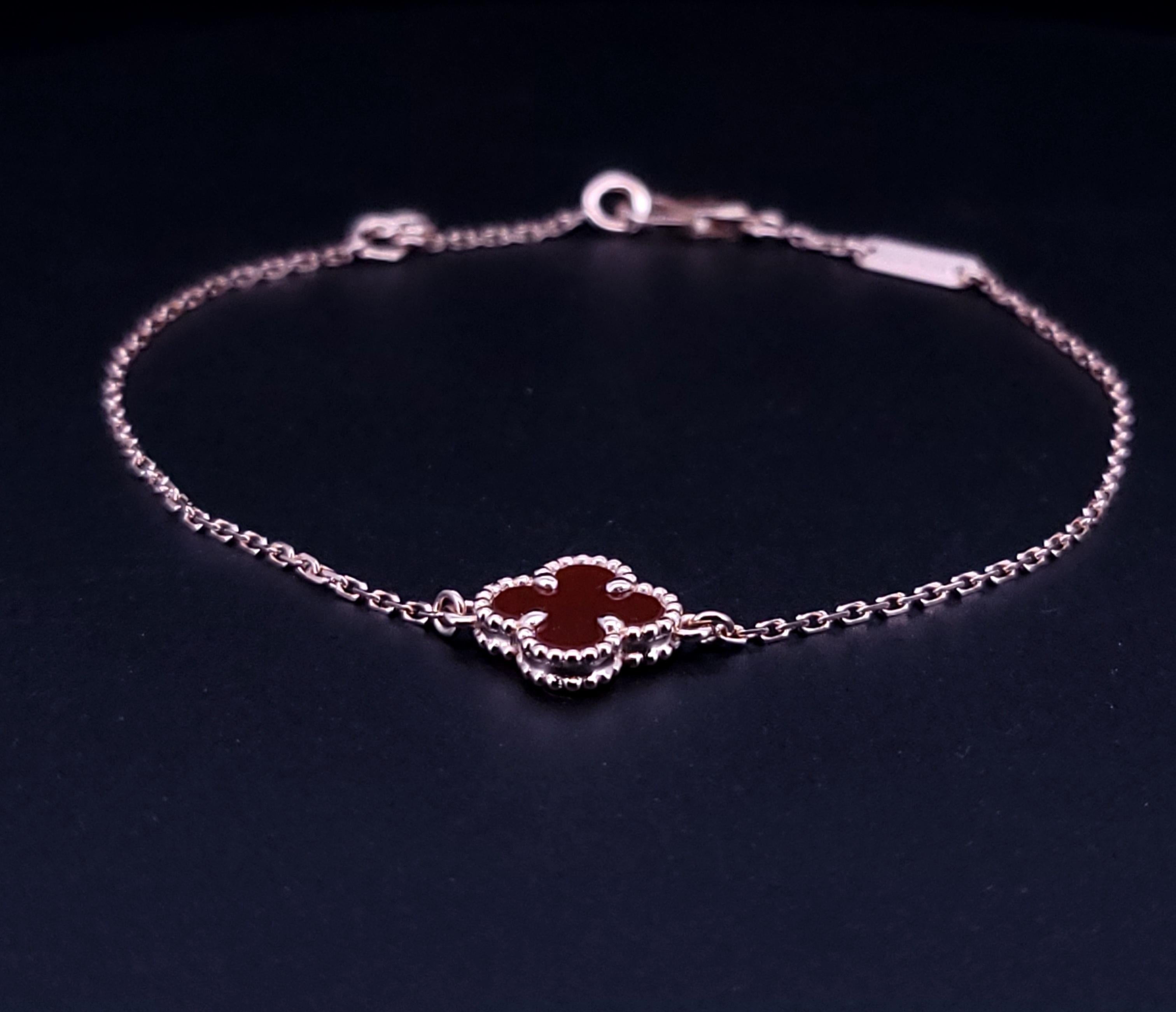 Van Cleef & Arpels Sweet Alhambra 18K 750 Roségold Karneol-Armband im Zustand „Hervorragend“ im Angebot in New York, NY