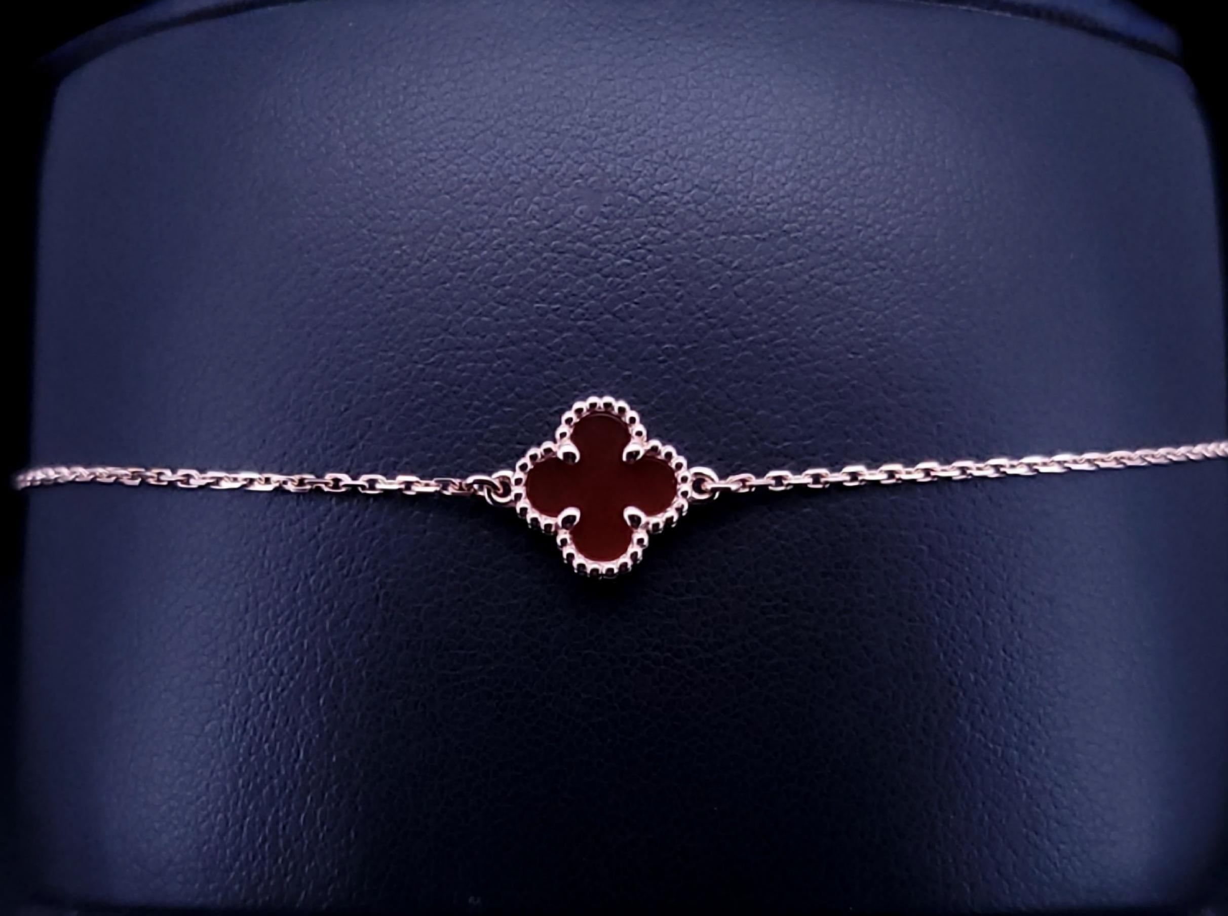 Van Cleef & Arpels Sweet Alhambra 18K 750 Roségold Karneol-Armband im Angebot 3
