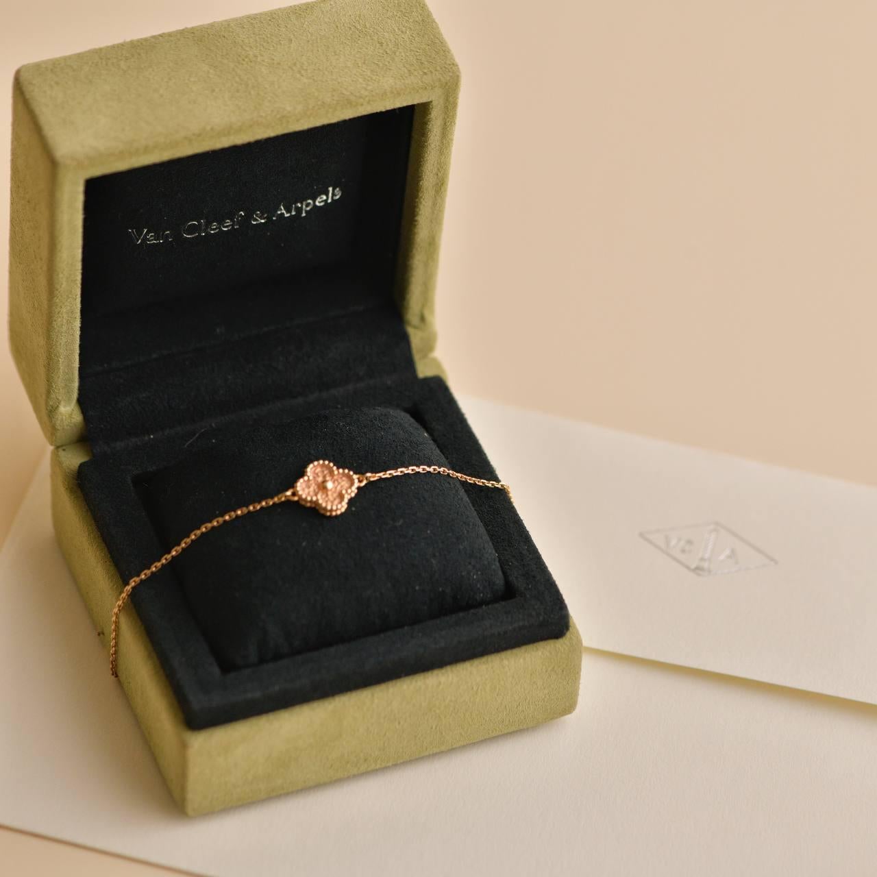 SKU	33301442
Comes With	Full Set (Box + Card)
Date	2016
RRP	£1,390 Incl. Taxes / €1,640 Incl. Taxes / $ 1,520 Excl. Taxes
Model	VCARN9T600
Serial Number	JE******
Metal	18k Rose Gold
Weight	Approximately 2.44 g
Length	Approximately 18