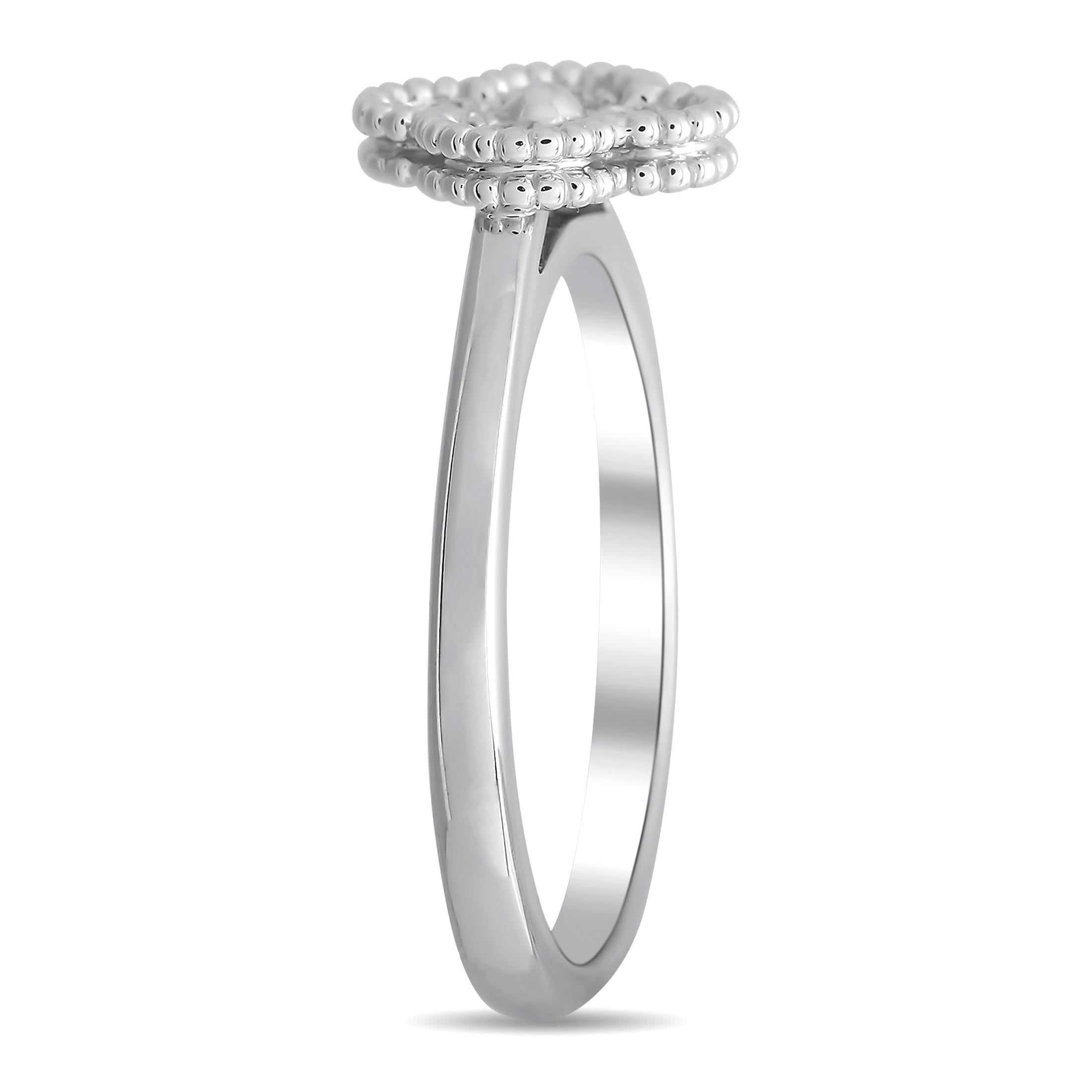 Das kultige Van Cleef & Arpels-Symbol sieht auf diesem schlichten Sweet Alhambra Ring einfach exquisit aus. Dieses Schmuckstück aus 18 Karat Weißgold hat eine Bandbreite und eine Höhe von 2 mm. In der Mitte befindet sich ein klassisches