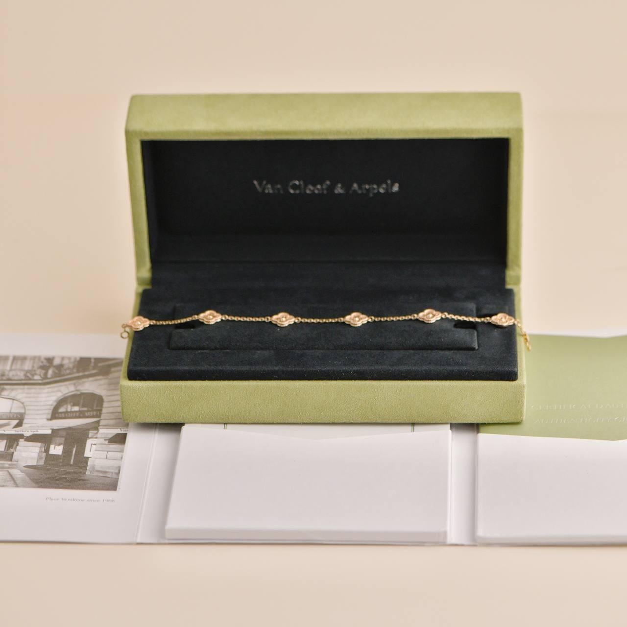 SKU	33301215
Comes With	Full Set (Box + Card)
Date	2021
RRP	£3,150 Incl. Taxes / €3,650 Incl. Taxes / $3,400 Excl. Taxes
Model	VCARO8DD00
Serial Number	JC******
Metal	18k Rose Gold
Weight	Approximately 7.3 g
Length	Approximately 18