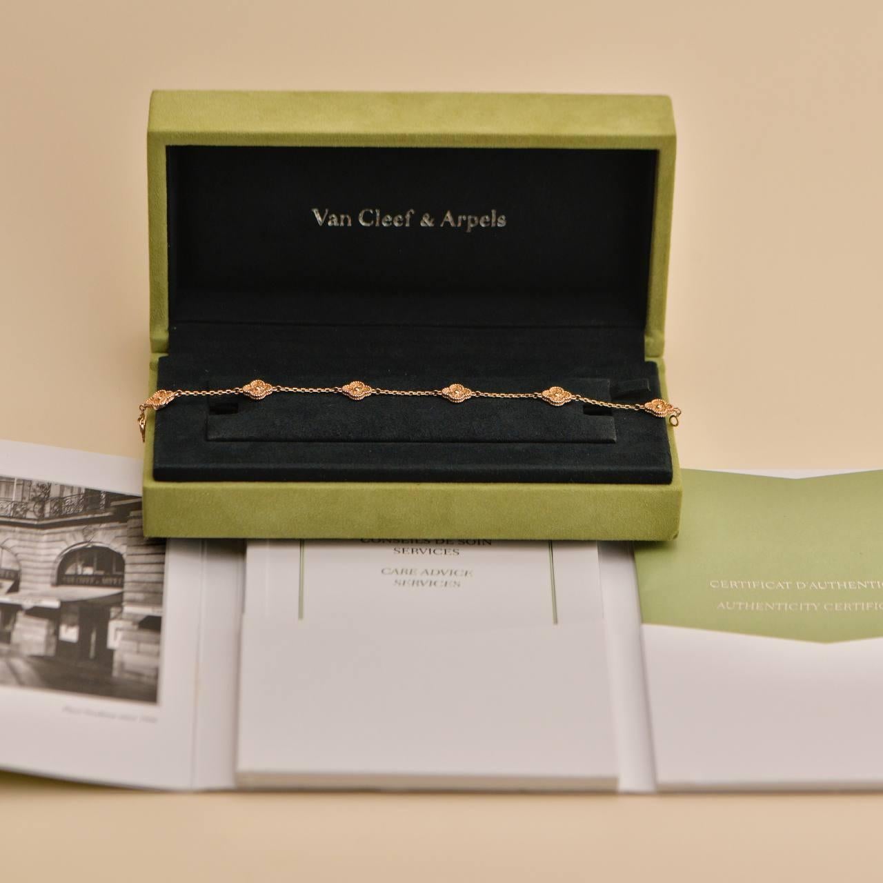 SKU	33301525
Comes With	Full Set (Box + Card)
Date	2020
RRP	£3,400 Incl. Taxes / €4,000 Incl. Taxes / $3,800 Excl. Taxes
Model	VCARO8DD00
Serial Number	JB******
Metal	18k Rose Gold
Weight	Approximately 7.09 g
Length	Approximately 19