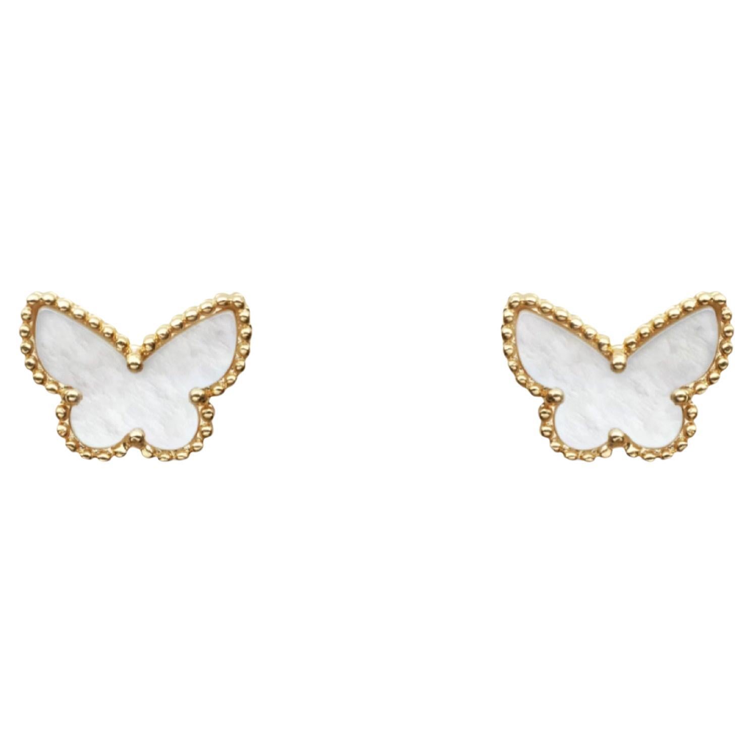 Van Cleef & Arpels Sweet Alhambra, clous d'oreilles papillon en or jaune 18 carats MOP en vente