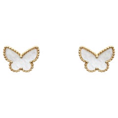 Van Cleef & Arpels Sweet Alhambra, clous d'oreilles papillon en or jaune 18 carats MOP