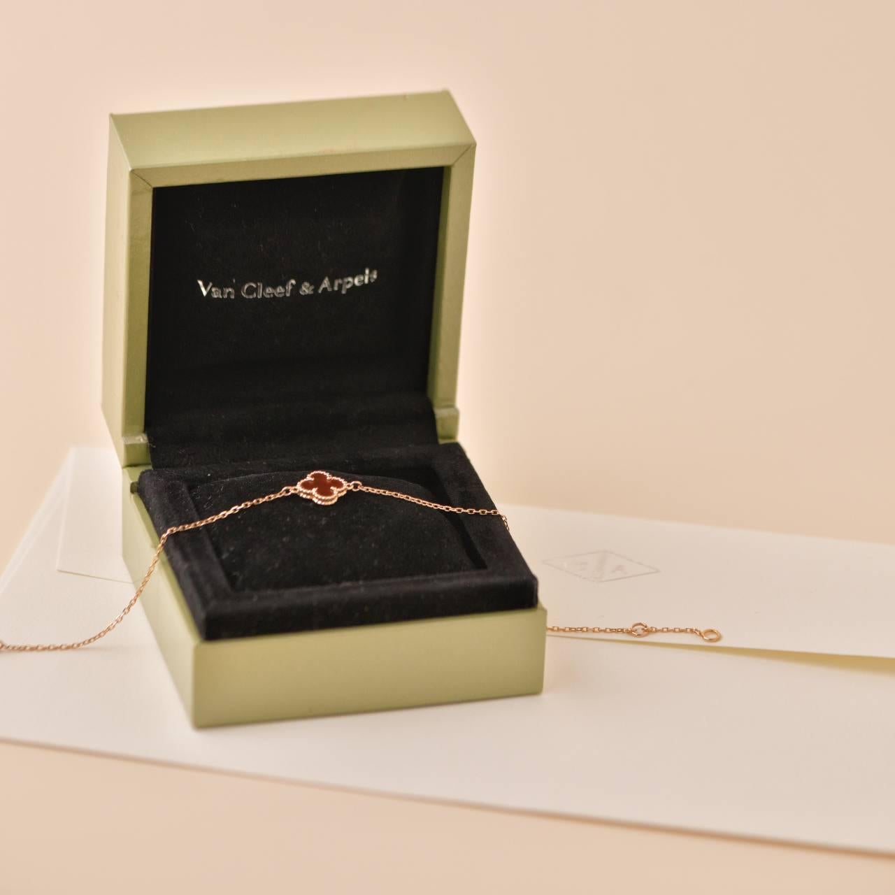 SKU	33301408
Comes With	Full Set (Box + Card)
Date	2013
RRP	£1,460 Incl. Taxes / €1,720 Incl. Taxes / $1,600 Excl. Taxes
Model	VCARN59K00
Serial Number	JB******
Metal	18k Rose Gold
Stones	Carnelian
Weight	Approximately 1.74 g
Length	Approximately