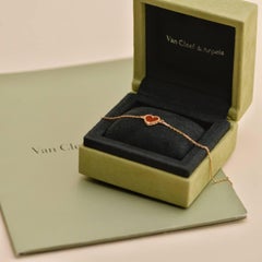 Van Cleef & Arpels, bracelet Sweet Alhambra en or rose 18 carats et cornaline