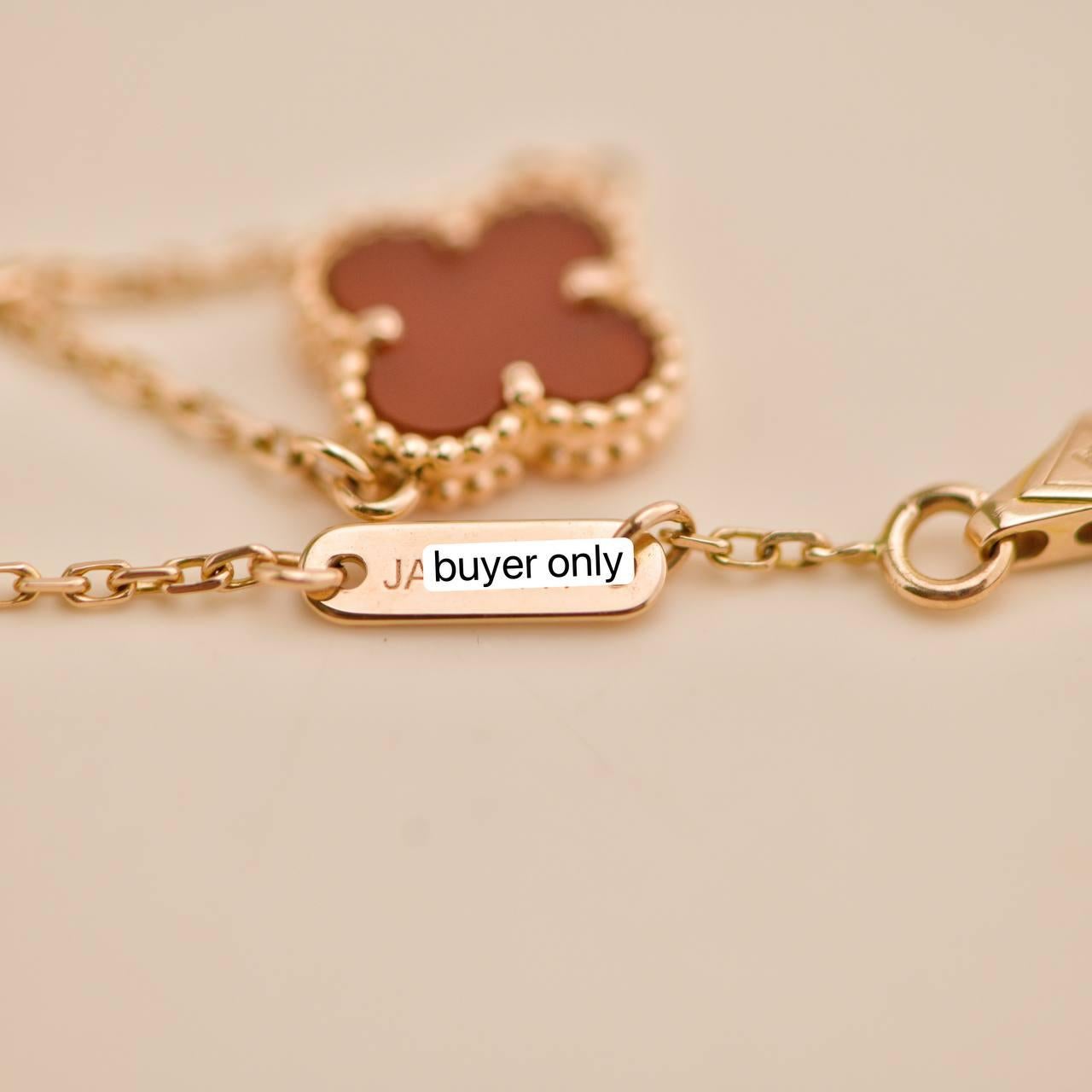 Van Cleef & Arpels Dulce Alhambra Pulsera de cornalina de oro rosa de 18 quilates en venta 1