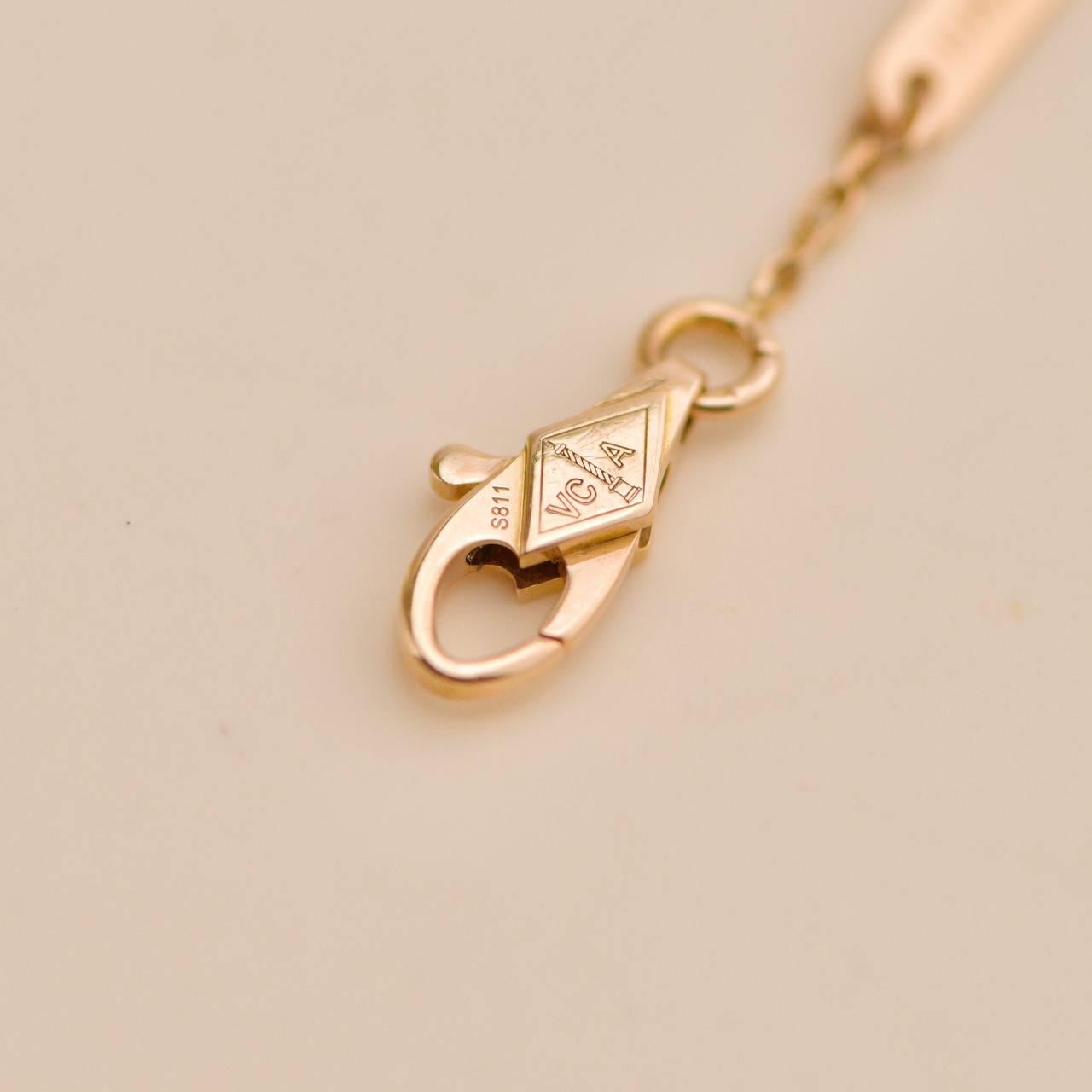 Van Cleef & Arpels Dulce Alhambra Pulsera de cornalina de oro rosa de 18 quilates en venta 2