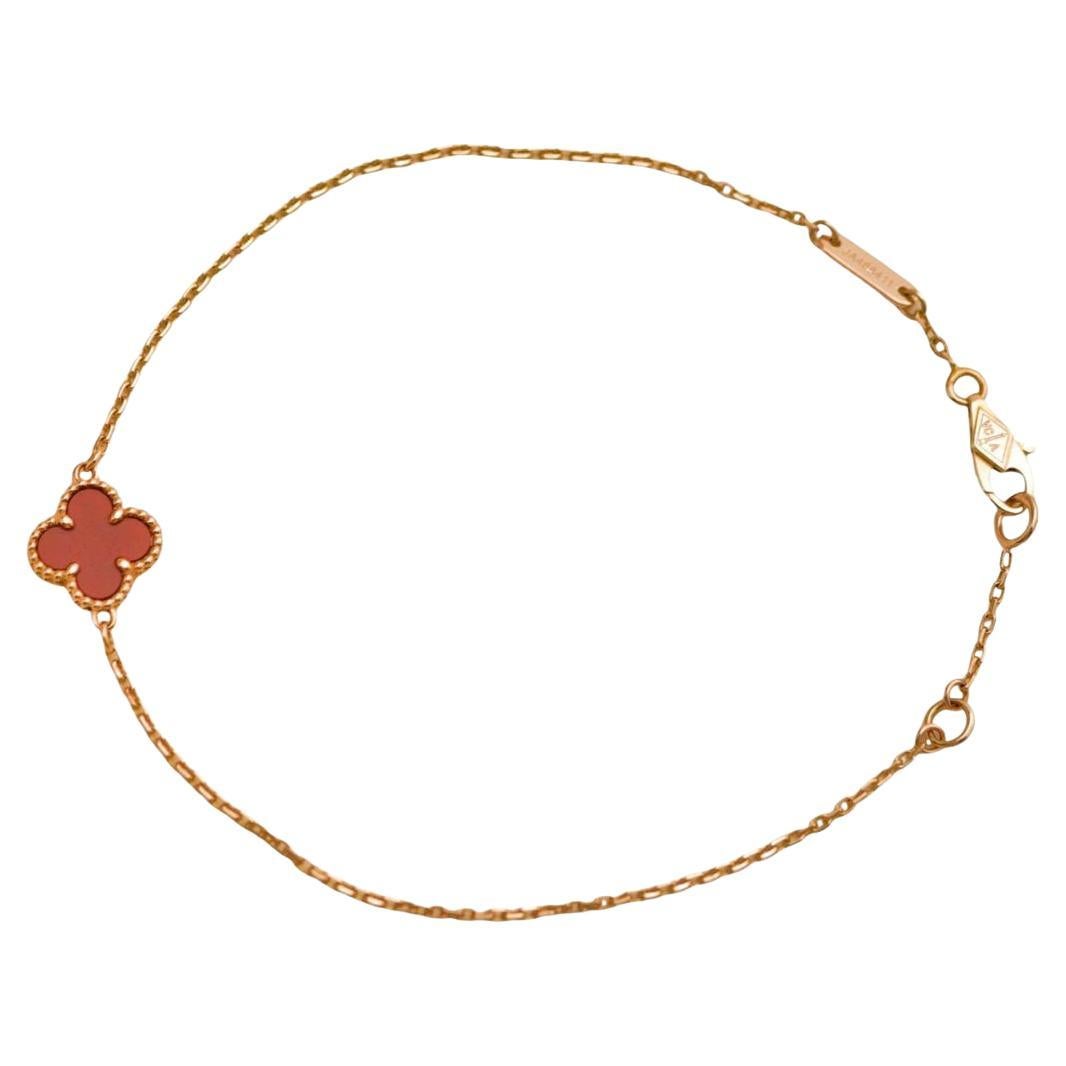 Van Cleef & Arpels, bracelet Sweet Alhambra en or rose 18 carats et cornaline