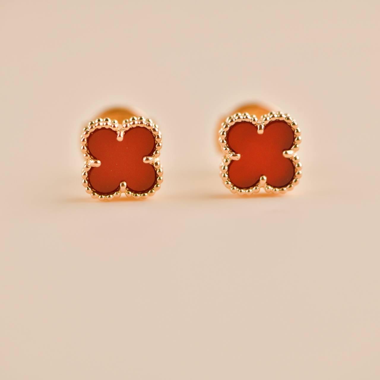 da uomo o donna Van Cleef & Arpels Orecchini Sweet Alhambra con corniola in oro rosa 18 carati in vendita