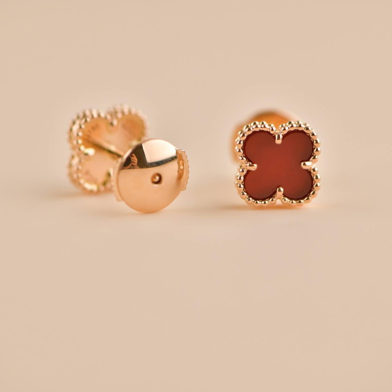 Van Cleef & Arpels Orecchini Sweet Alhambra con corniola in oro rosa 18 carati in vendita 1