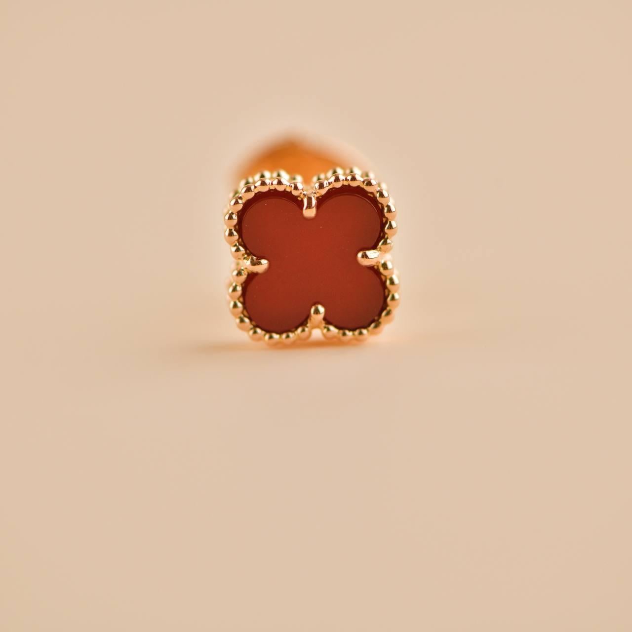 Van Cleef & Arpels Orecchini Sweet Alhambra con corniola in oro rosa 18 carati in vendita 2