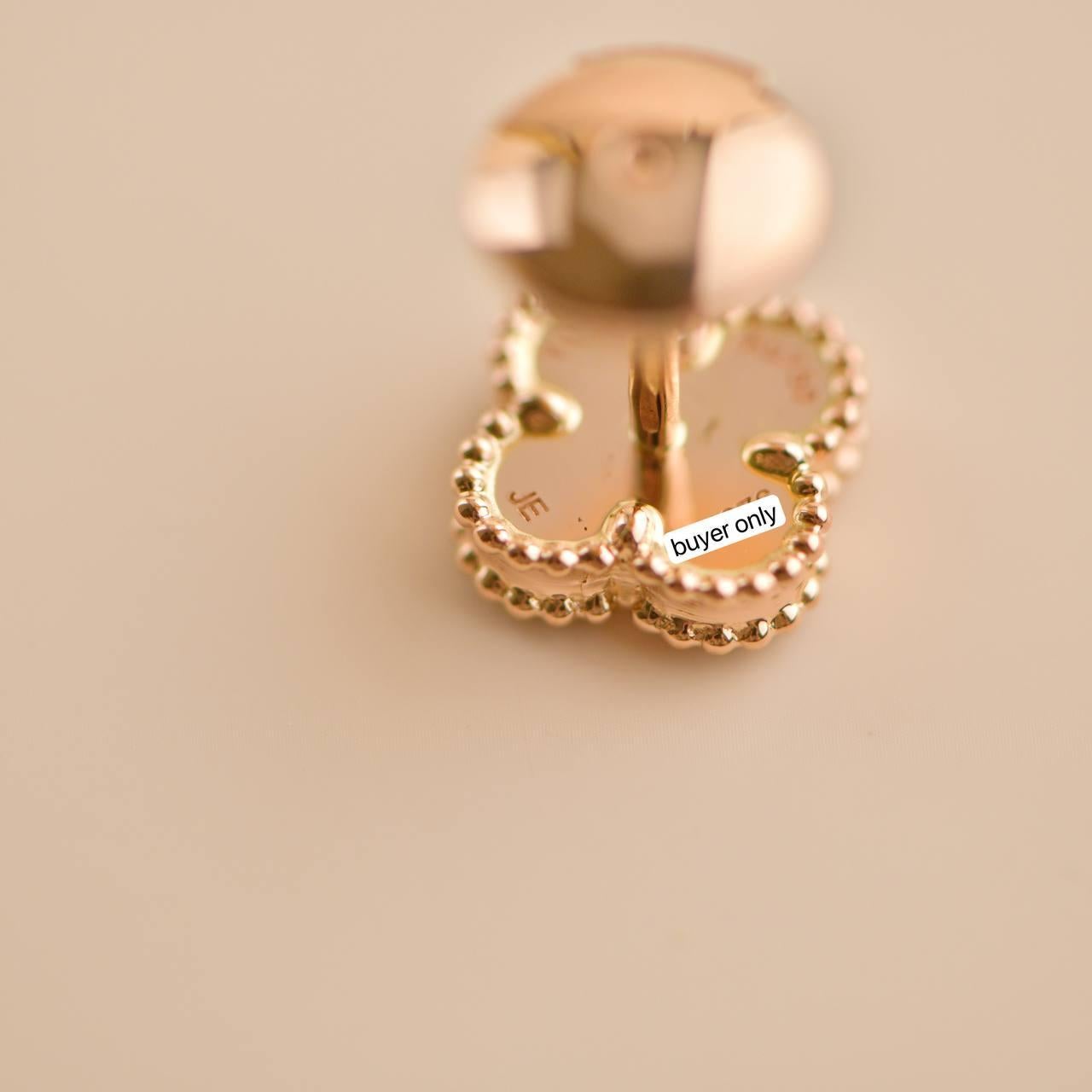 Van Cleef & Arpels Orecchini Sweet Alhambra con corniola in oro rosa 18 carati in vendita 3