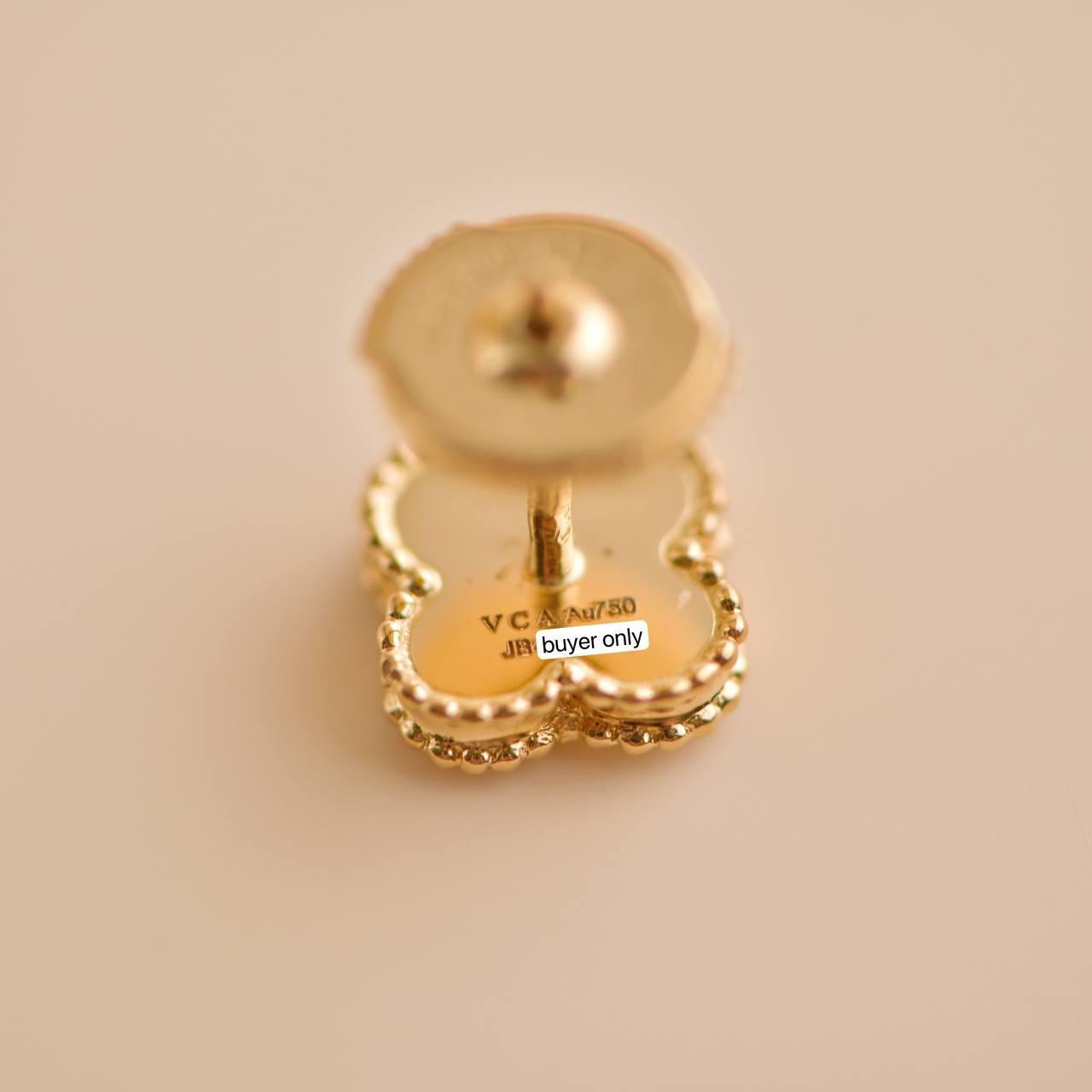 Van Cleef & Arpels Orecchini Sweet Alhambra con corniola in oro rosa 18 carati in vendita 4