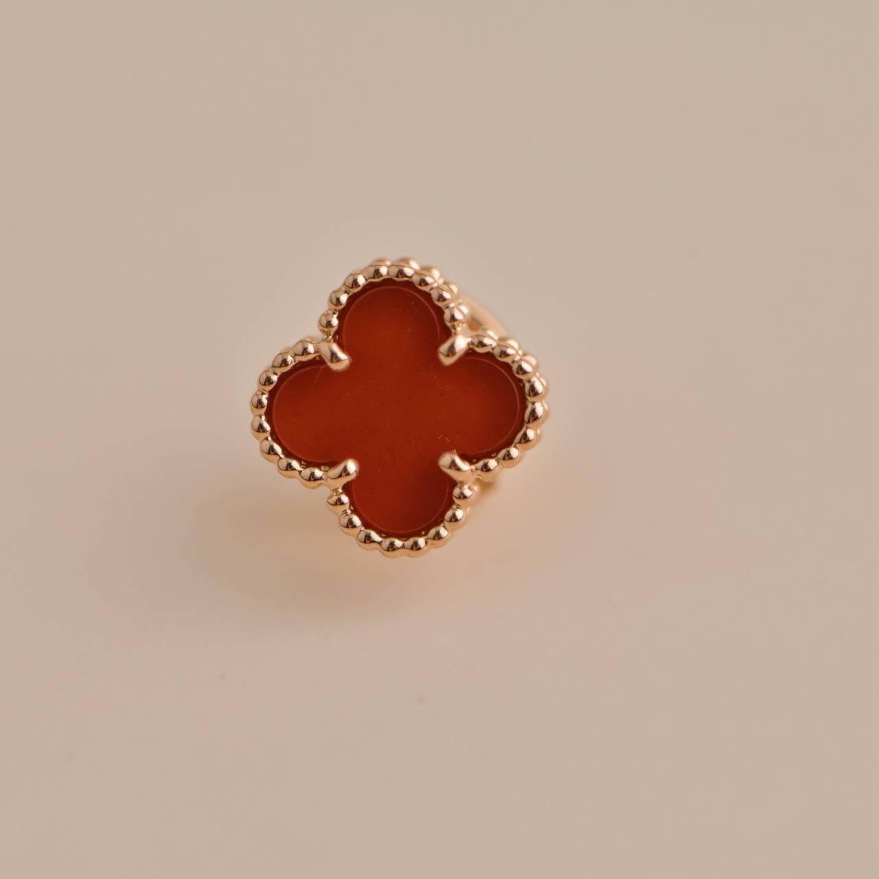 Non taillé Van Cleef & Arpels Sweet Alhambra, clous d'oreilles en or rose 18 carats en vente