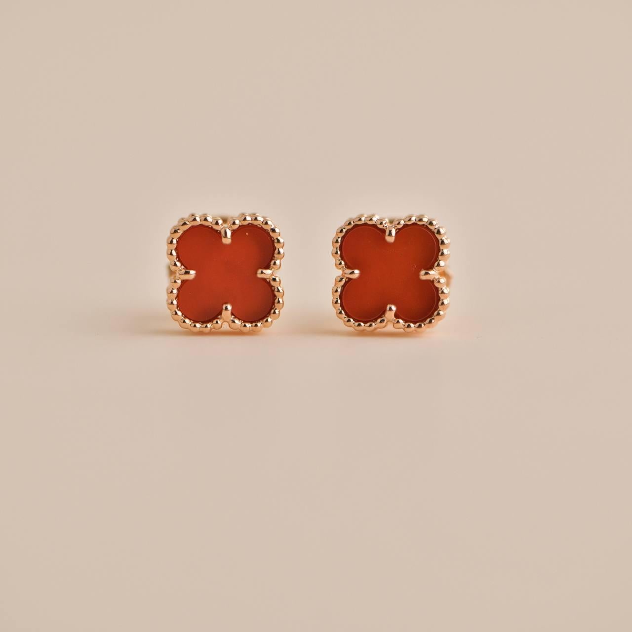 Van Cleef & Arpels Sweet Alhambra, clous d'oreilles en or rose 18 carats Excellent état - En vente à Banbury, GB