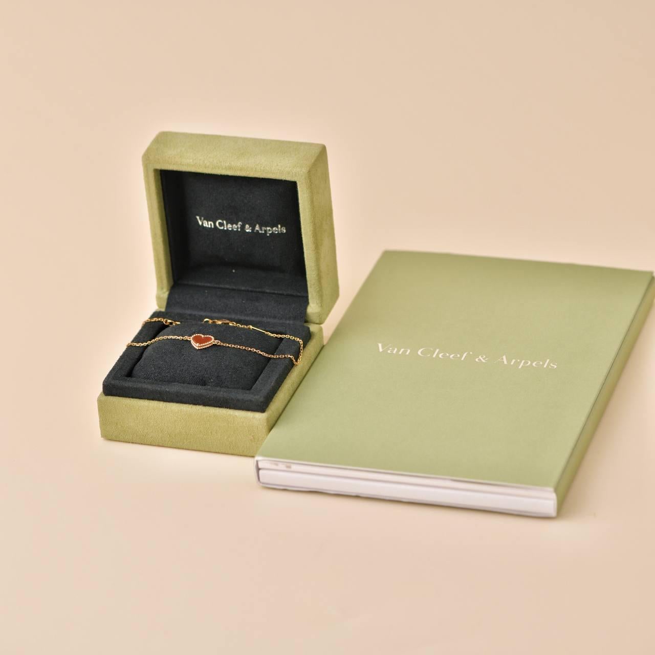 SKU	33301415
Comes With	Full Set (Box + Card)
Date	2020
RRP	£1,460 Incl Taxes / €1,720 Incl. Taxes / $1,600 Excl. Taxes
Model	VCARN59L00
Serial Number	JB******
Metal	18k Rose Gold
Stones	Carnelian
Weight	Approximately 1.75 g
Length	Approximately