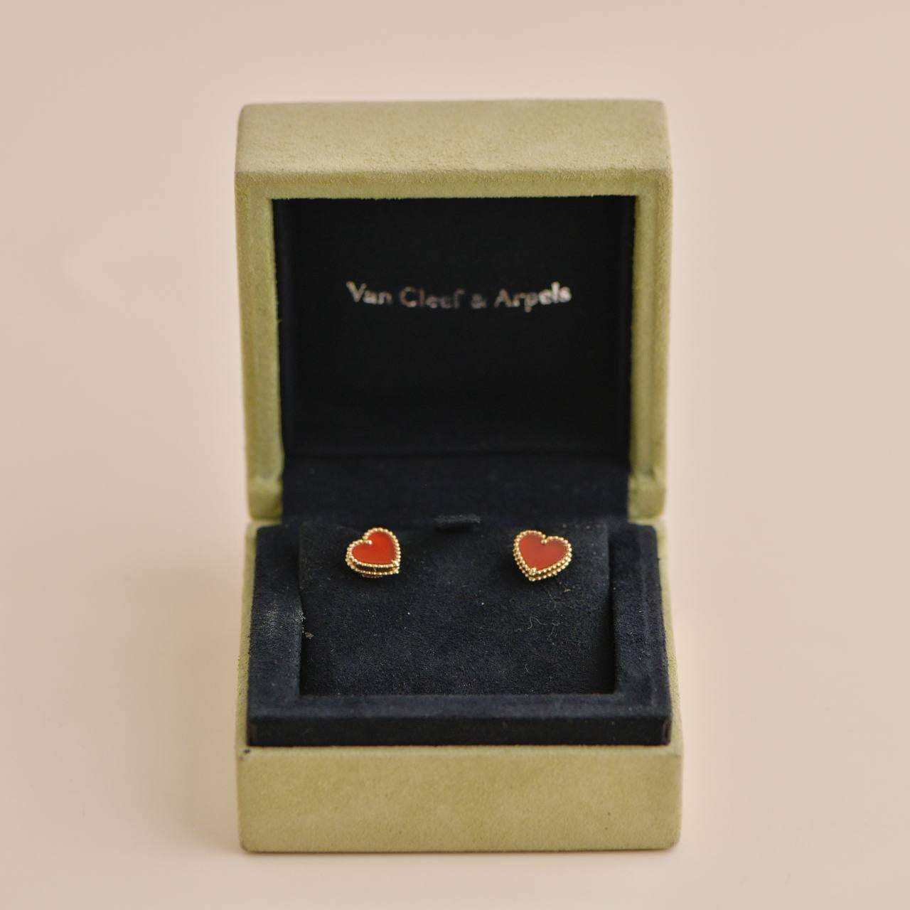 SKU	AT-2645
Comes With	Box Only
Date	2013
Model	VCARN6BP00
Serial Number	JE******
Metal	18k Rose Gold
Stones	Carnelian
Weight	Approximately 2.4 g
Width	Approximately 0.8