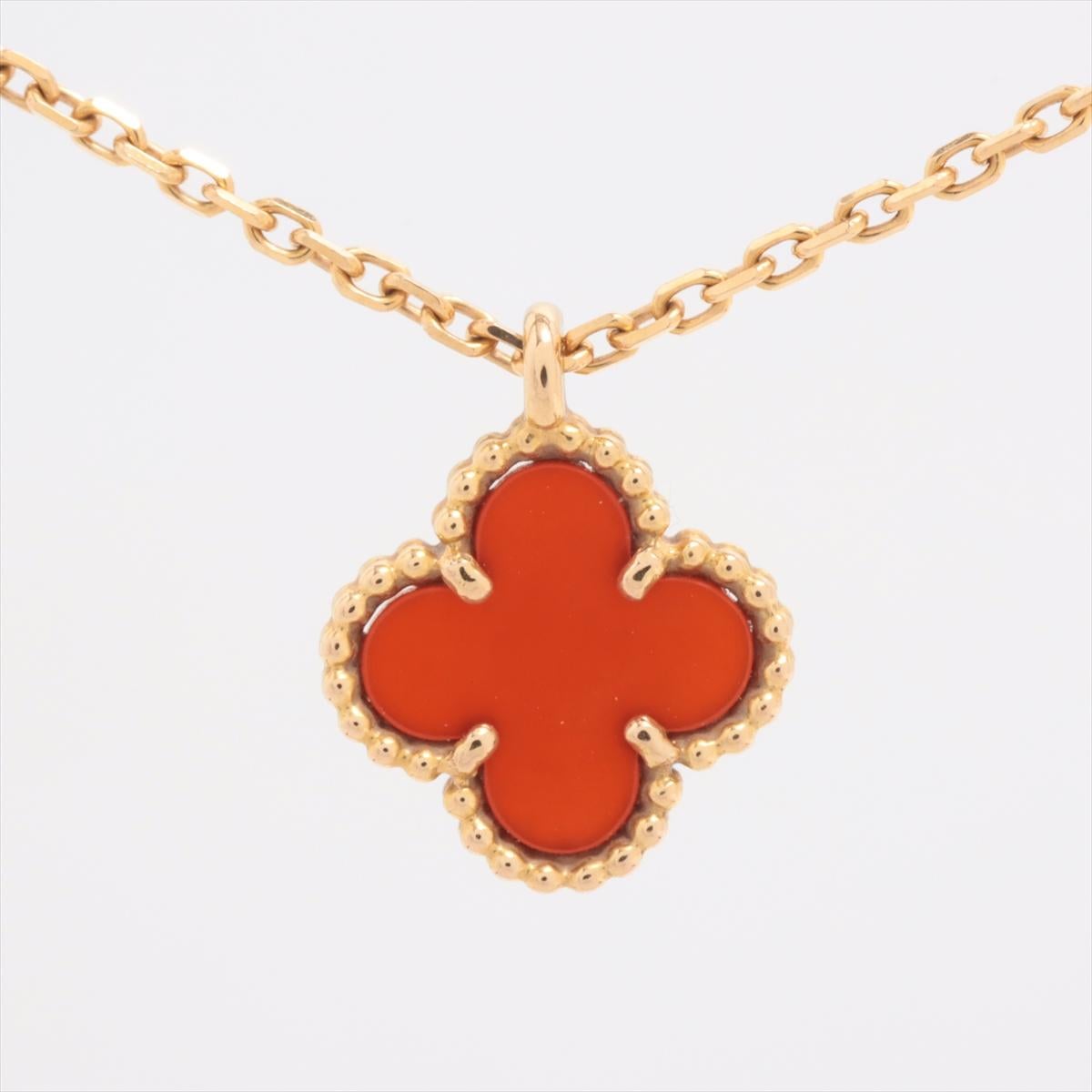 Le collier Van Cleef & Arpels Sweet Alhambra en cornaline et or est un bijou éblouissant qui respire l'élégance et la sophistication. Réalisé par la célèbre marque de luxe Van Cleef & Arpels, ce collier présente un délicat pendentif en forme de