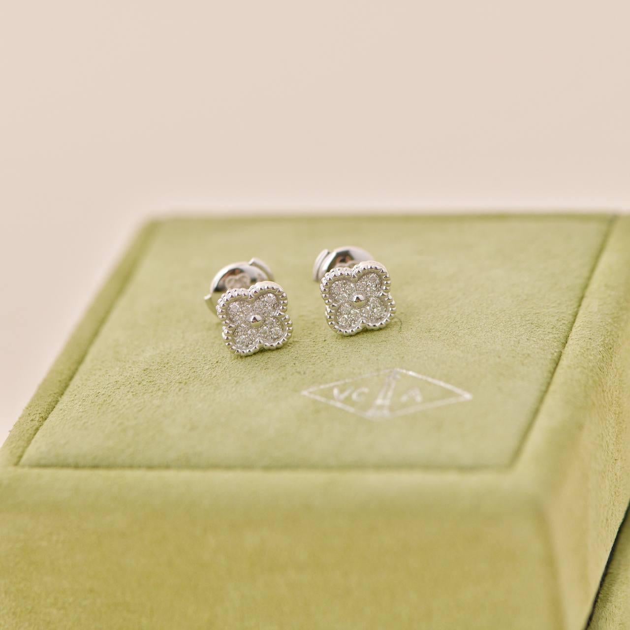 Van Cleef & Arpels Ohrringe Sweet Alhambra aus 18 Karat Weißgold mit Diamanten (Brillantschliff)