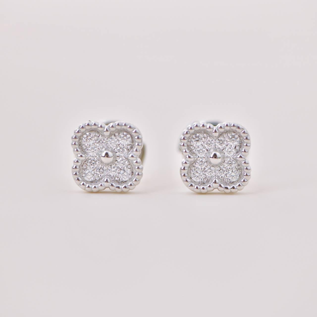 Van Cleef & Arpels Ohrringe Sweet Alhambra aus 18 Karat Weißgold mit Diamanten im Zustand „Hervorragend“ in Banbury, GB