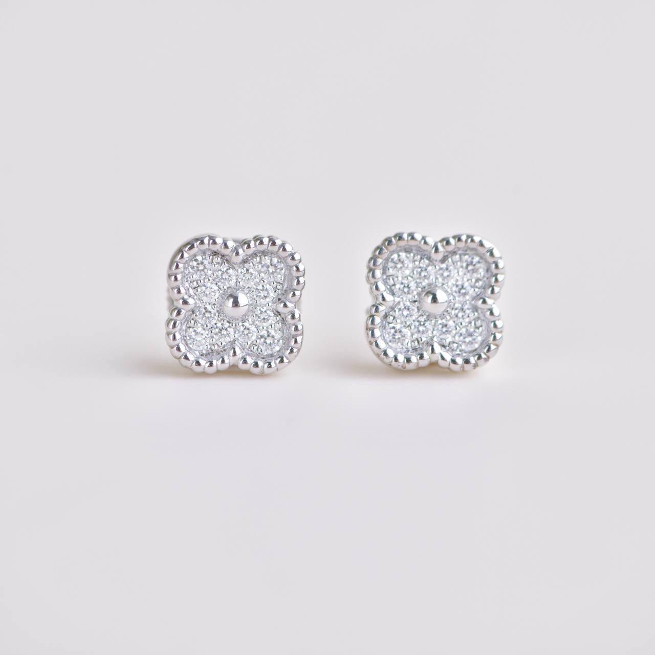 Van Cleef & Arpels Orecchini Sweet Alhambra con diamanti in oro bianco 18K In condizioni ottime in vendita a Banbury, GB