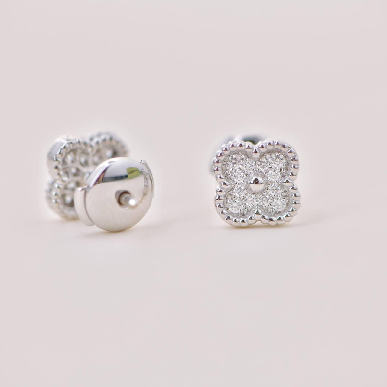 Van Cleef & Arpels Ohrringe Sweet Alhambra aus 18 Karat Weißgold mit Diamanten für Damen oder Herren