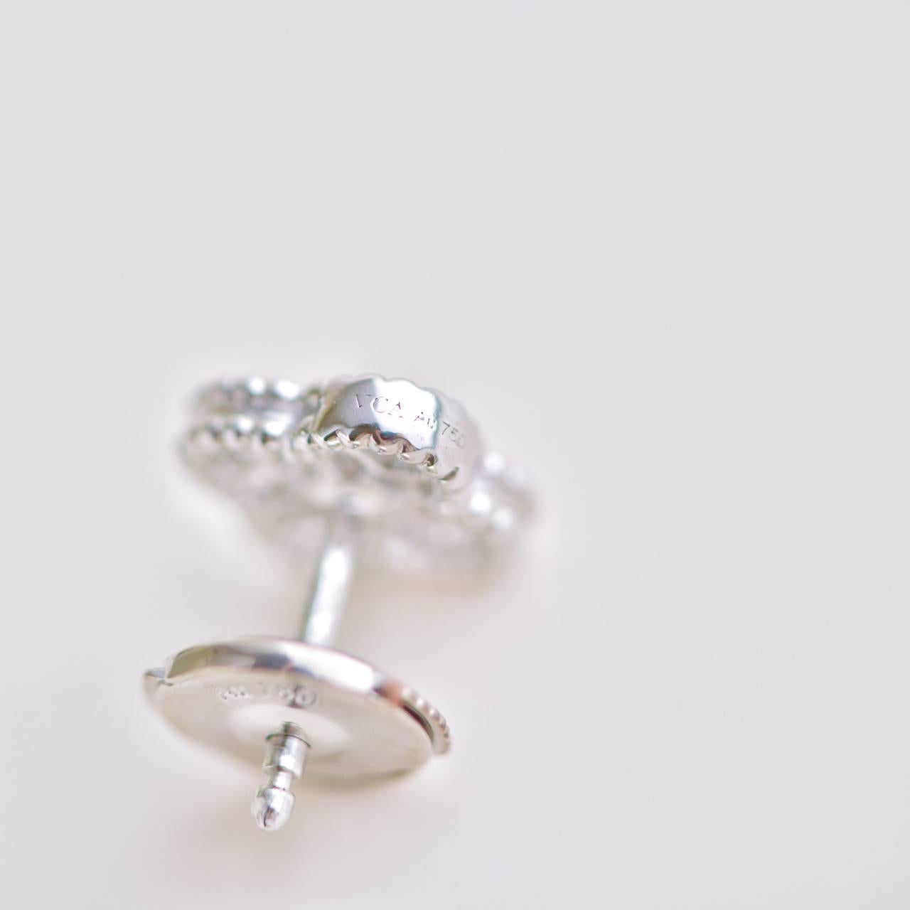 Van Cleef & Arpels Orecchini Sweet Alhambra con diamanti in oro bianco 18K in vendita 1