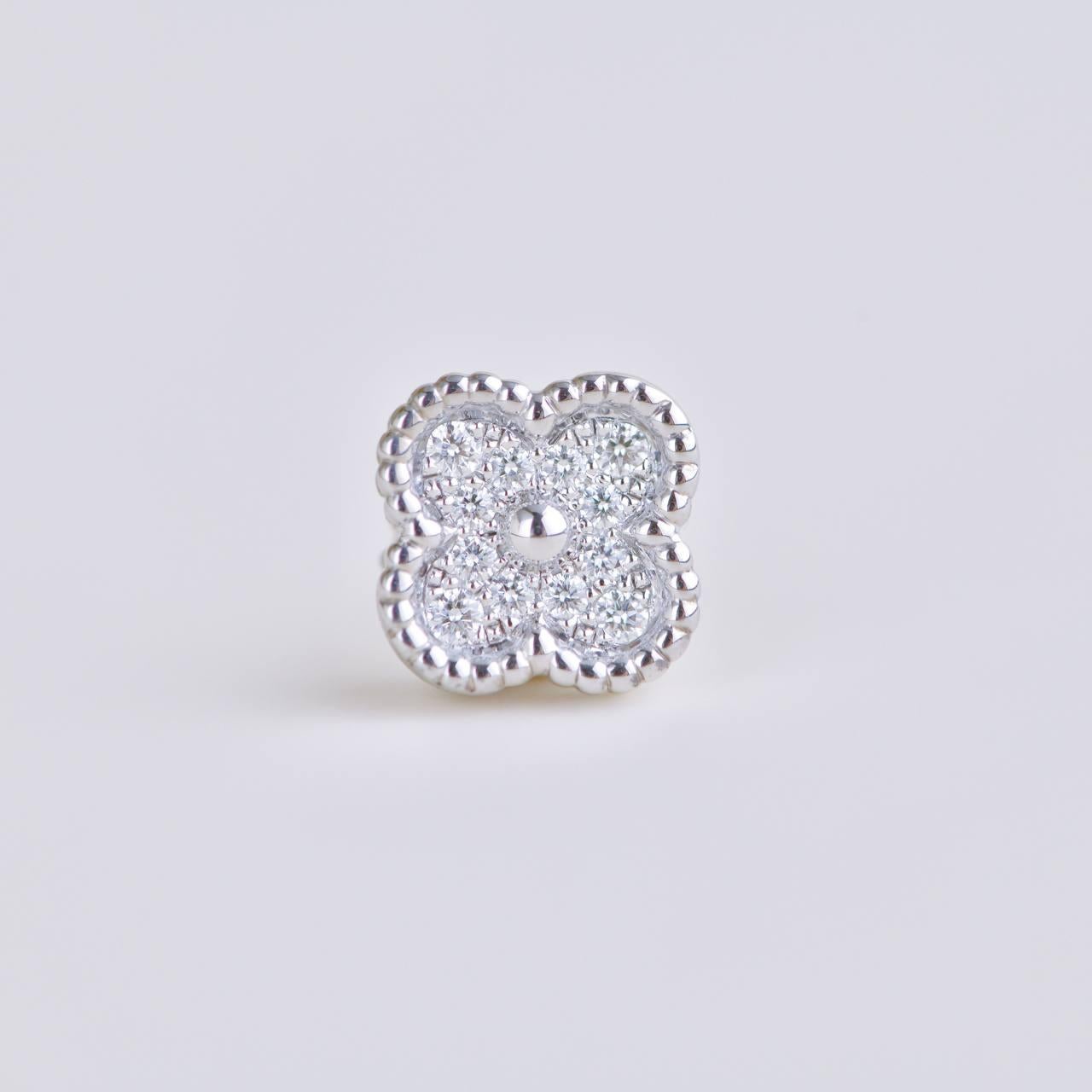 Van Cleef & Arpels Orecchini Sweet Alhambra con diamanti in oro bianco 18K in vendita 3