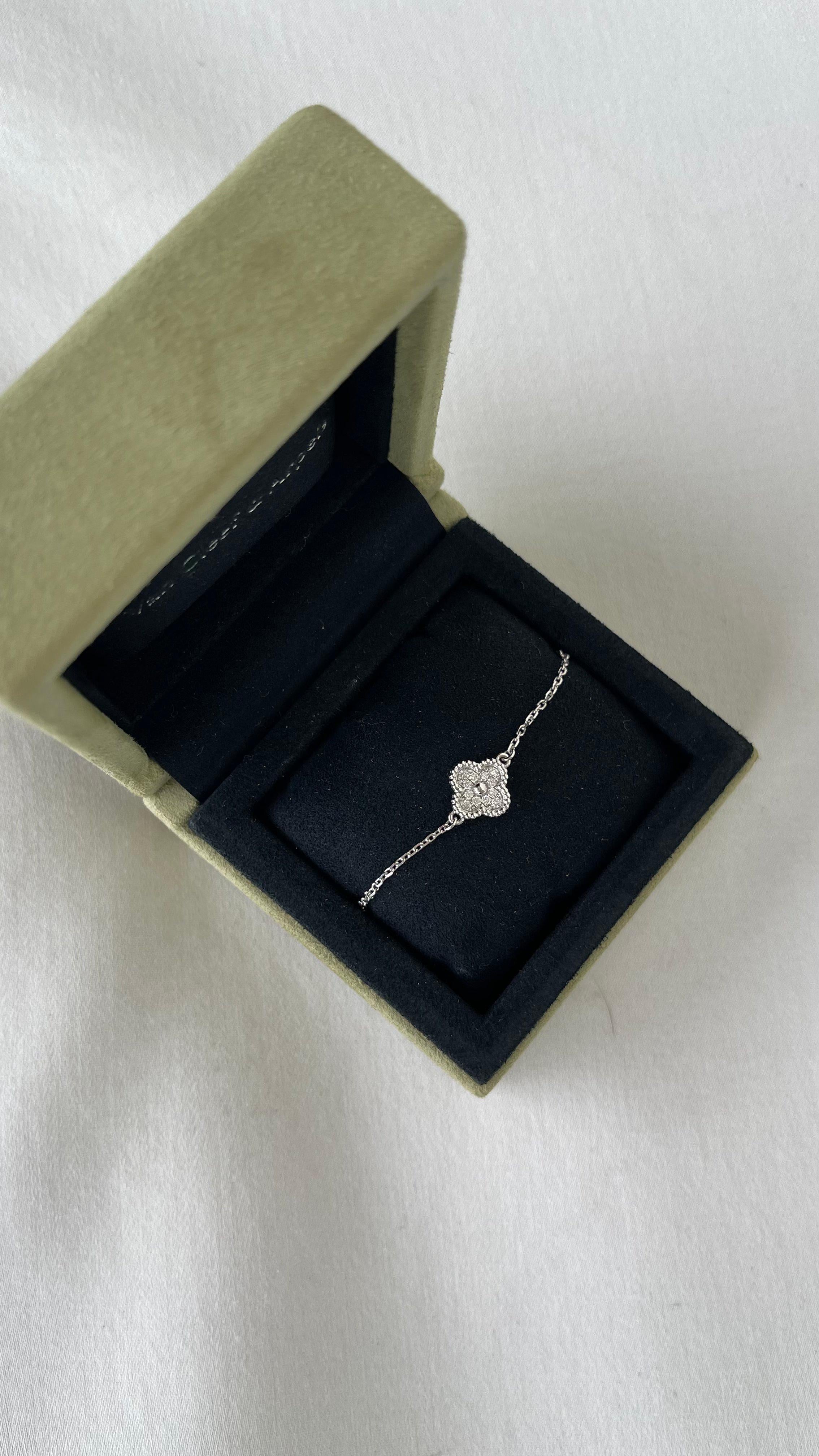 Van Cleef & Arpels Sweet Alhambra Diamant Pave 1 Motiv Weißgold-Armband im Angebot 4