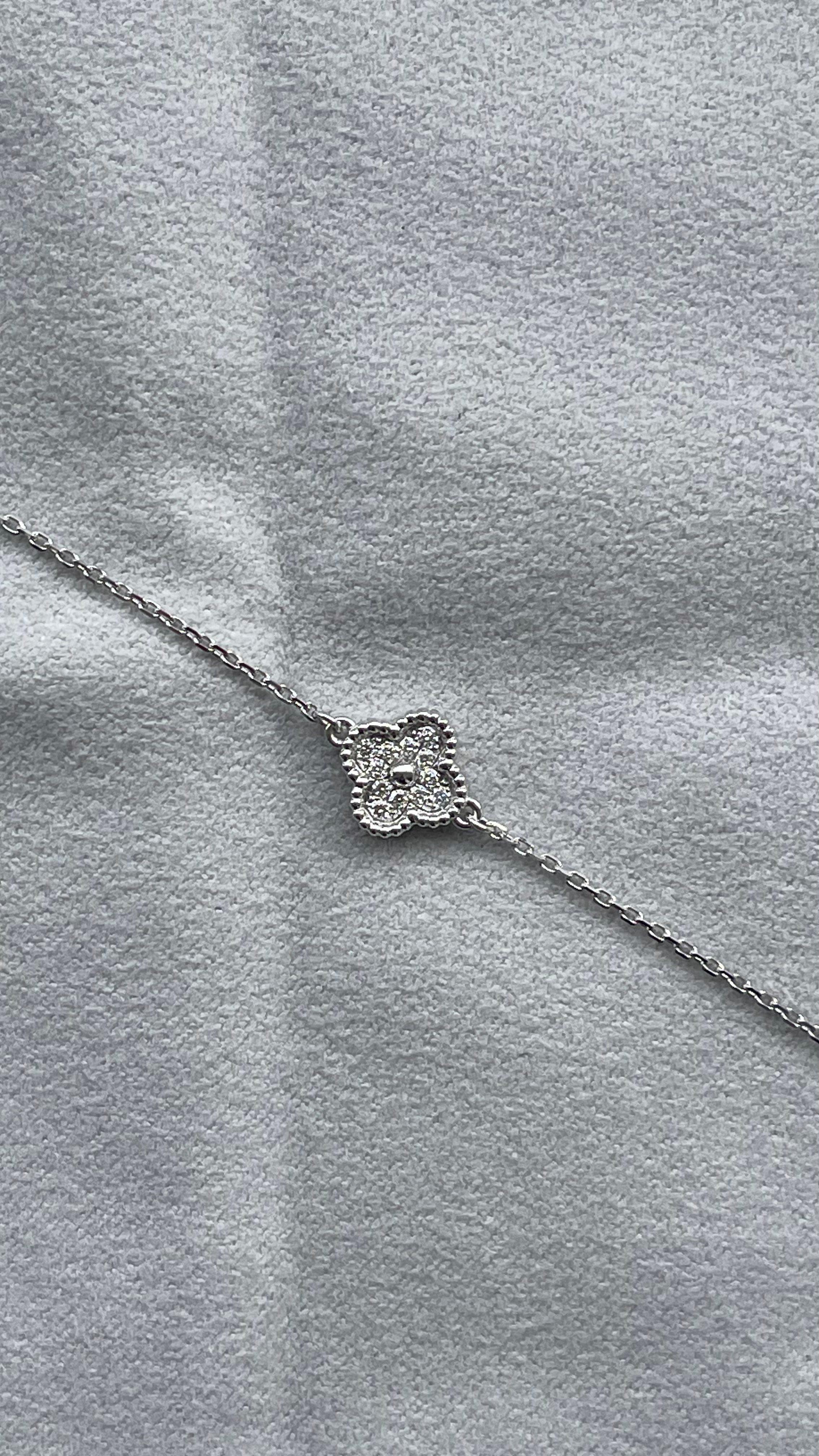 18K Weißgold AU 750.
Sehr schönes Armband aus Weißgold mit Diamantmotiv in Pflasterung und schönem, glattem Griff, Glanz und Politur. Bitte überprüfen Sie alle Fotos und Video zu sehen, wie es aussieht. 2.27 Total Grams Gewicht Excellent Condition-