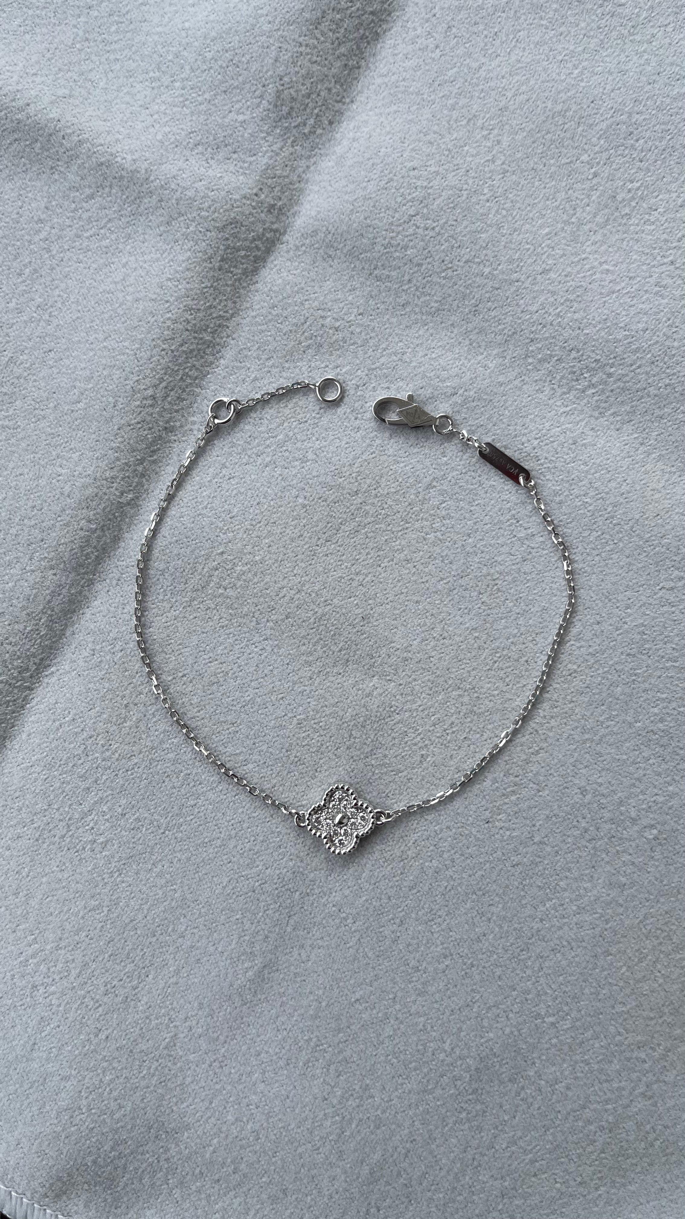 Van Cleef & Arpels Sweet Alhambra Diamant Pave 1 Motiv Weißgold-Armband (Brillantschliff) im Angebot