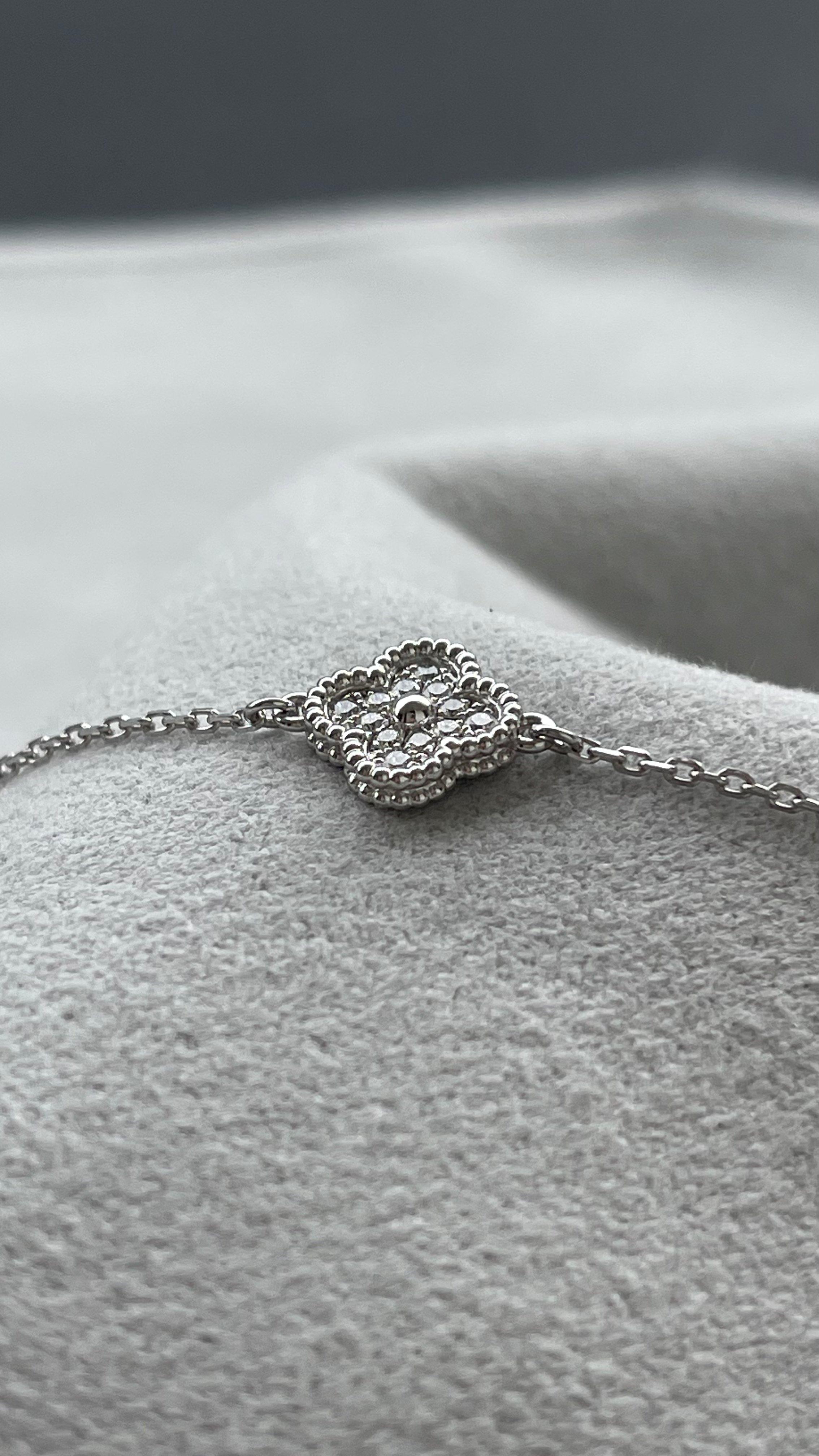 Van Cleef & Arpels Sweet Alhambra Diamant Pave 1 Motiv Weißgold-Armband im Zustand „Gut“ im Angebot in Fairfax, VA