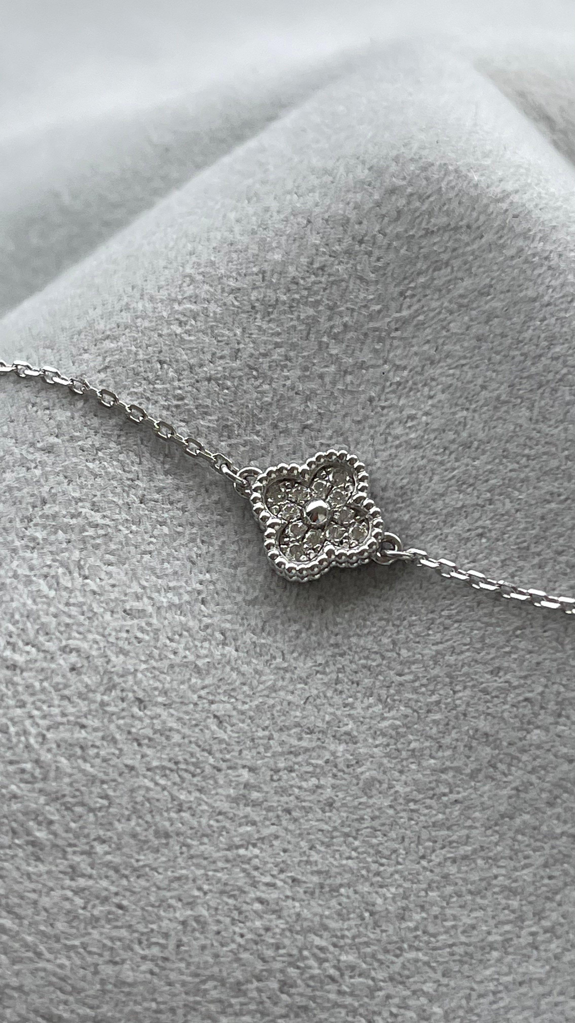 Van Cleef & Arpels Sweet Alhambra Diamant Pave 1 Motiv Weißgold-Armband für Damen oder Herren im Angebot
