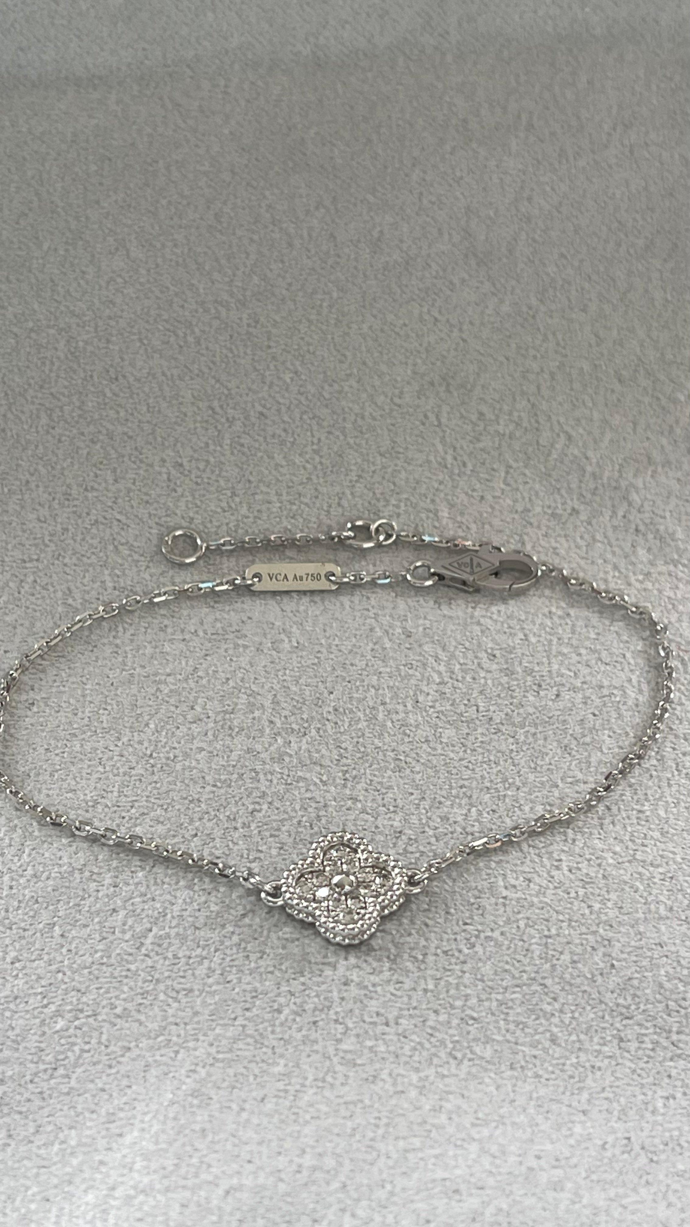Van Cleef & Arpels Sweet Alhambra Diamant Pave 1 Motiv Weißgold-Armband im Angebot 1