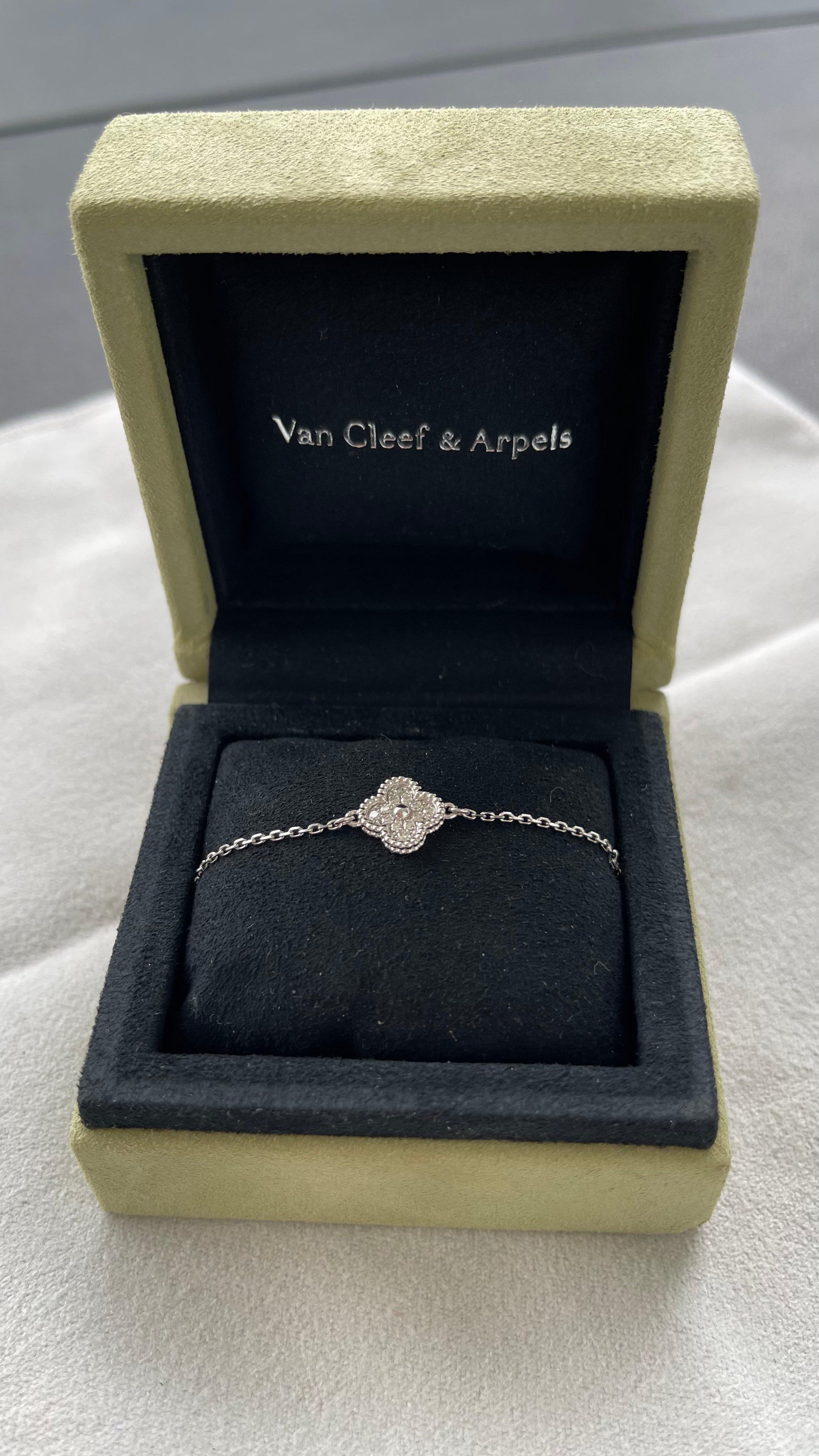 Van Cleef & Arpels Sweet Alhambra Diamant Pave 1 Motiv Weißgold-Armband im Angebot 3