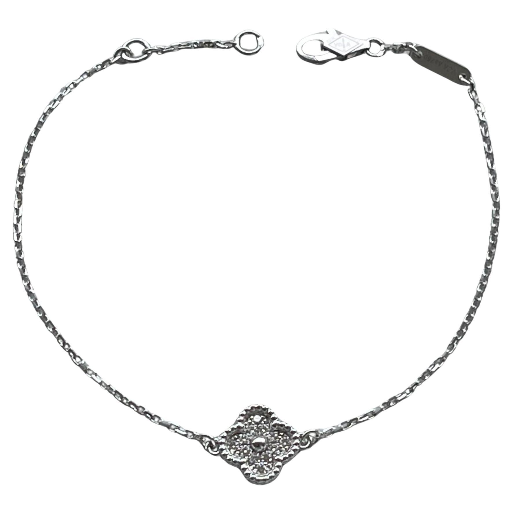 Van Cleef 
Arpels Sweet Alhambra Diamant Pave 1 Motiv Weißgold-Armband im Angebot