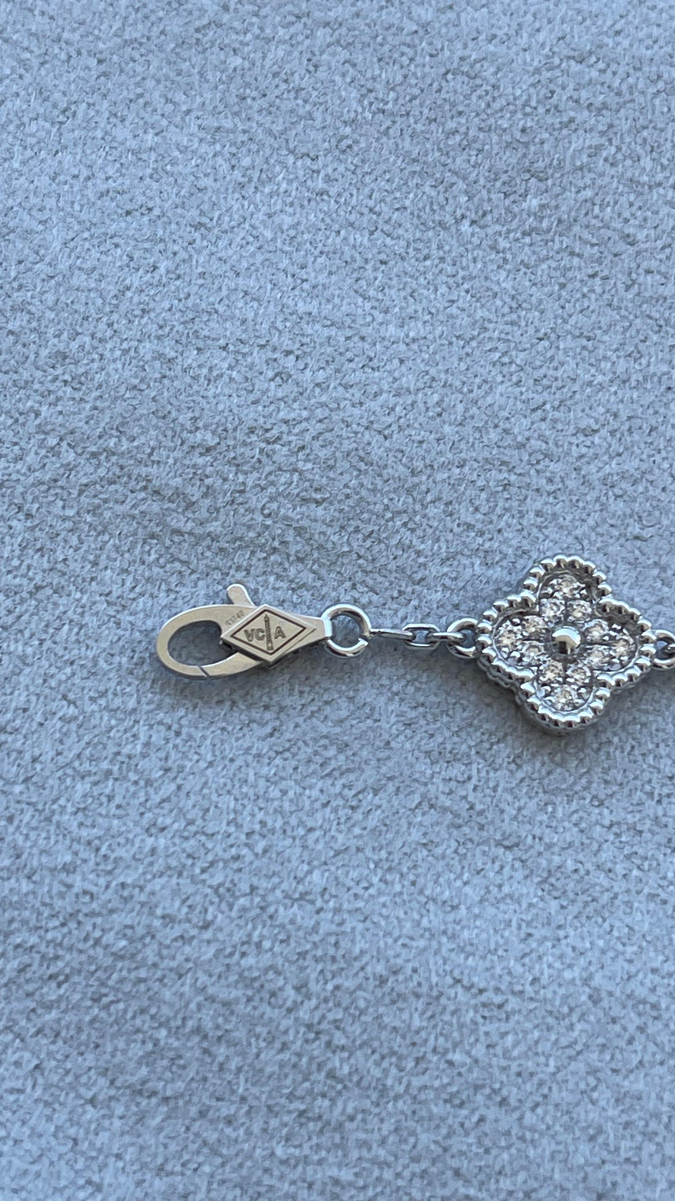 Van Cleef & Arpels Sweet Alhambra Diamond Pave 6 Motive Wei�ßgold-Armband (Brillantschliff) im Angebot