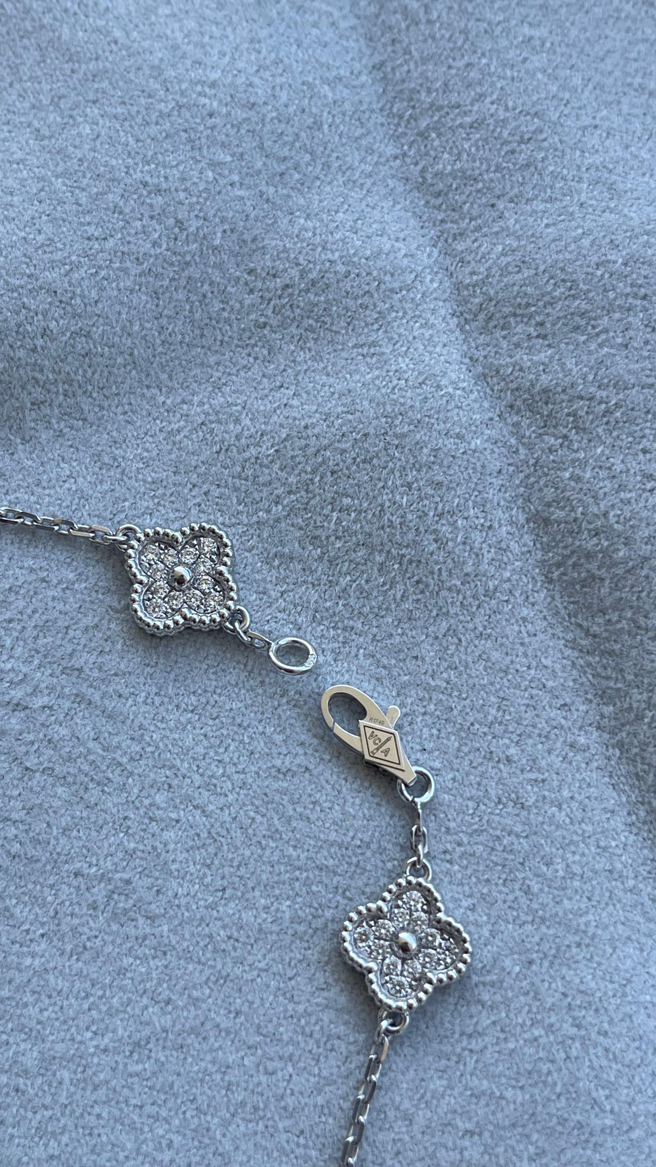 Van Cleef & Arpels Sweet Alhambra Diamond Pave 6 Motive Weißgold-Armband im Zustand „Gut“ im Angebot in Fairfax, VA